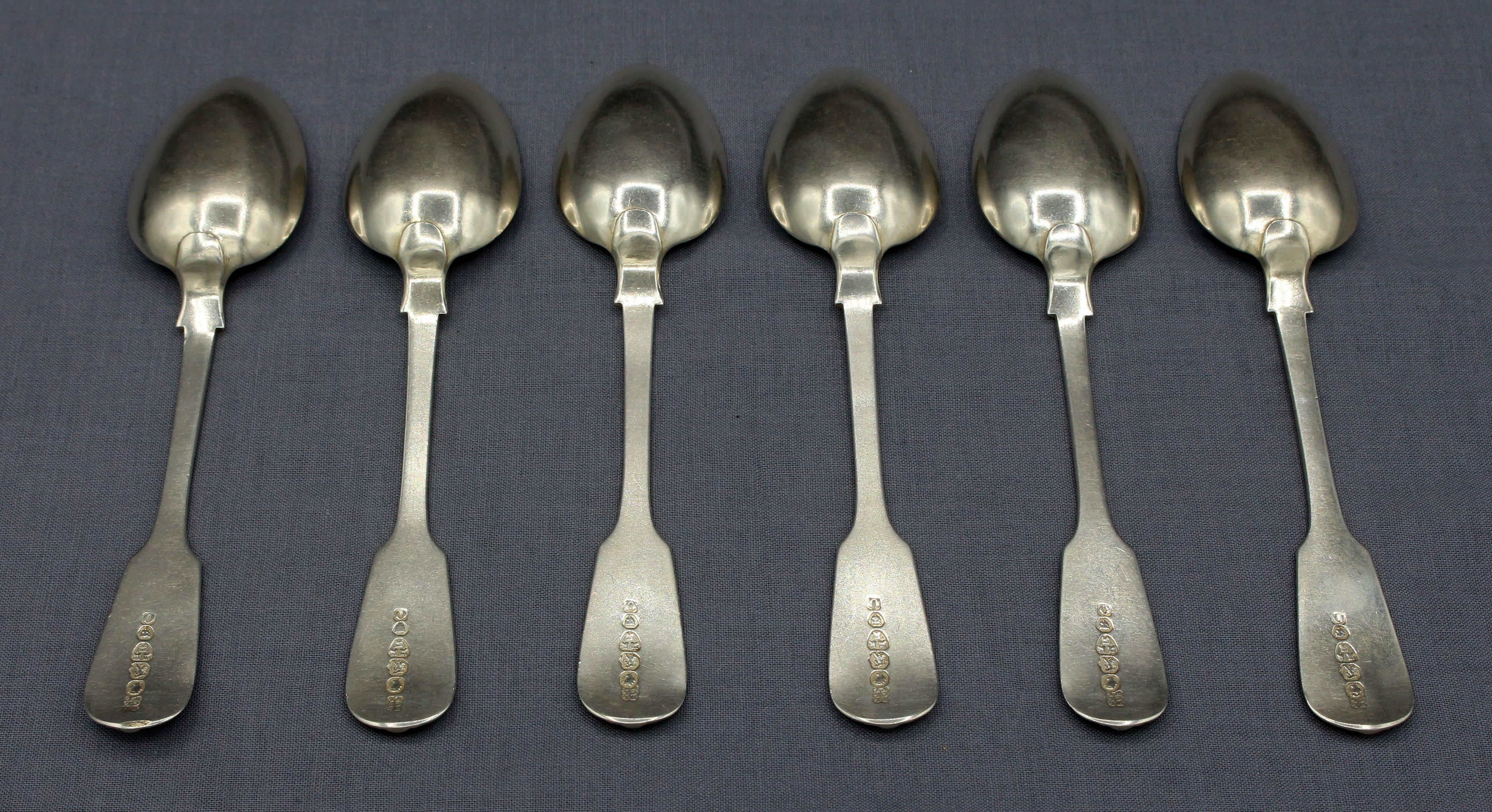 1870 set di 6 cucchiaini in argento sterling a forma di violino e conchiglia, inglese. Marchi dell'ufficio saggi della città di Londra e di Exeter. Con i marchi William I, Clement e William Lister II. Monogramma d'epoca ECBJ. 4,55 once troy.
5.5