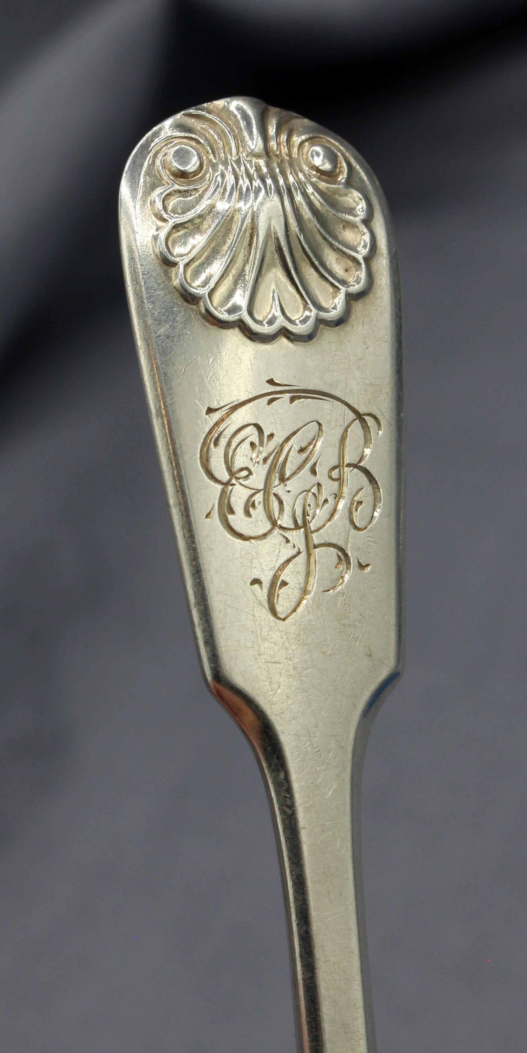 Inglese Set di 6 cucchiaini da tè in argento sterling del 1870 con conchiglia e violino in vendita