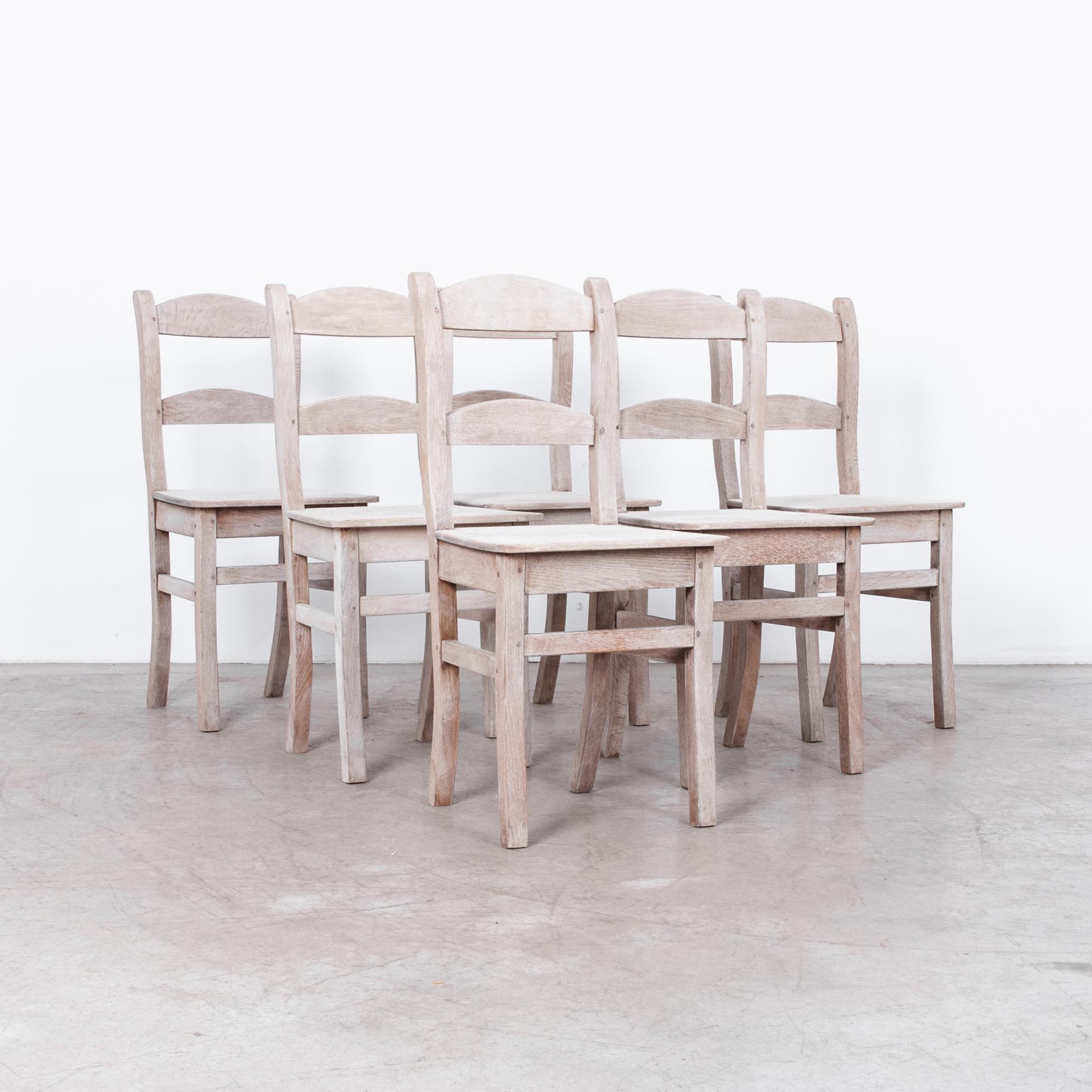 Voici un ajout intemporel à votre salle à manger : le lot de 6 chaises de salle à manger en chêne blanchi belge des années 1900. Fabriquées avec un cadre épuré et entièrement ornées de chêne blanchi, ces chaises exsudent une élégance et un charme