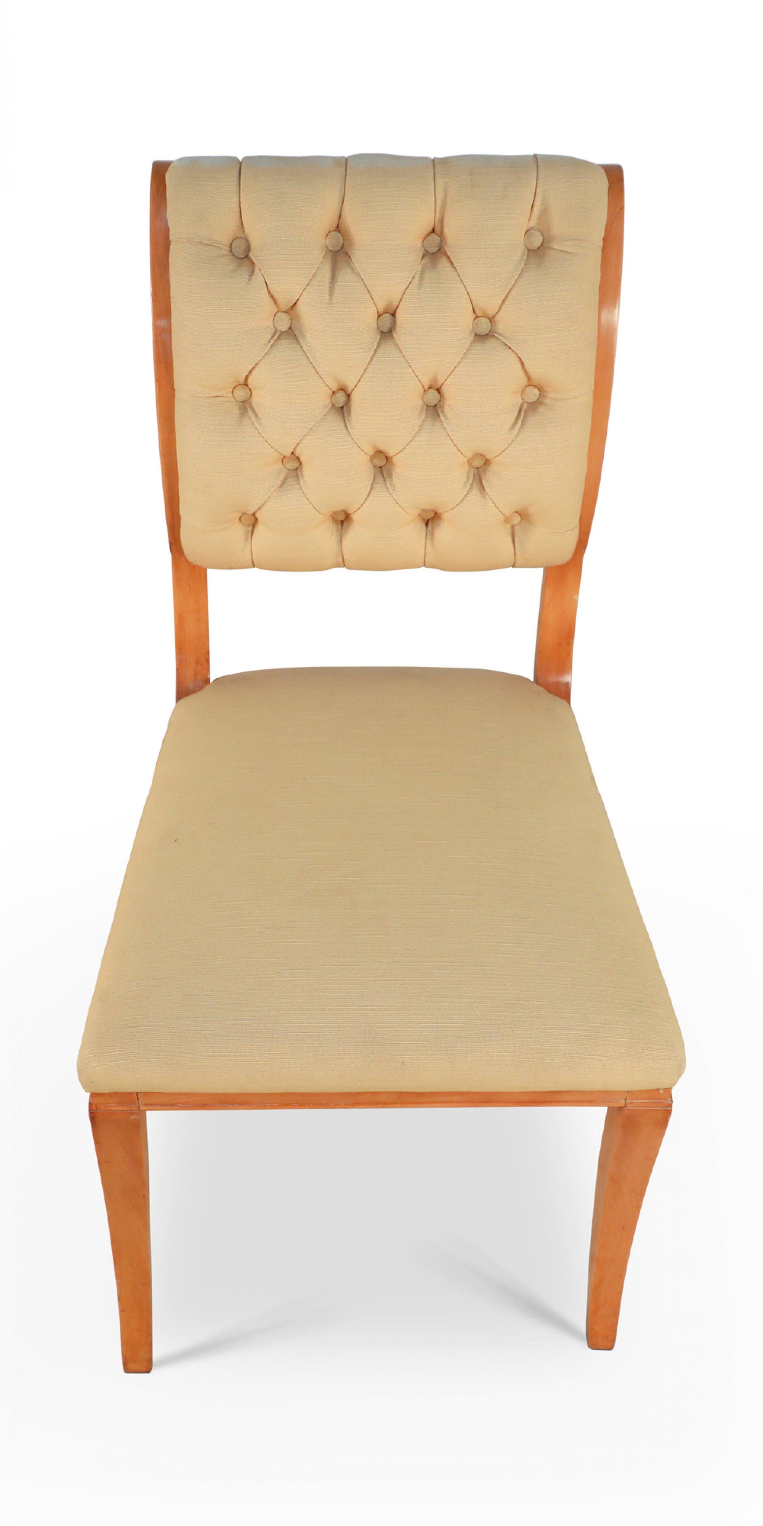 6 Stühle aus französischem Bergahorn der 1940er Jahre mit geschwungener Rückenlehne, gepolstert mit getufteter beiger Seide, auf Säbelbeinen. (ANDRE ARBUS zugeschrieben).
