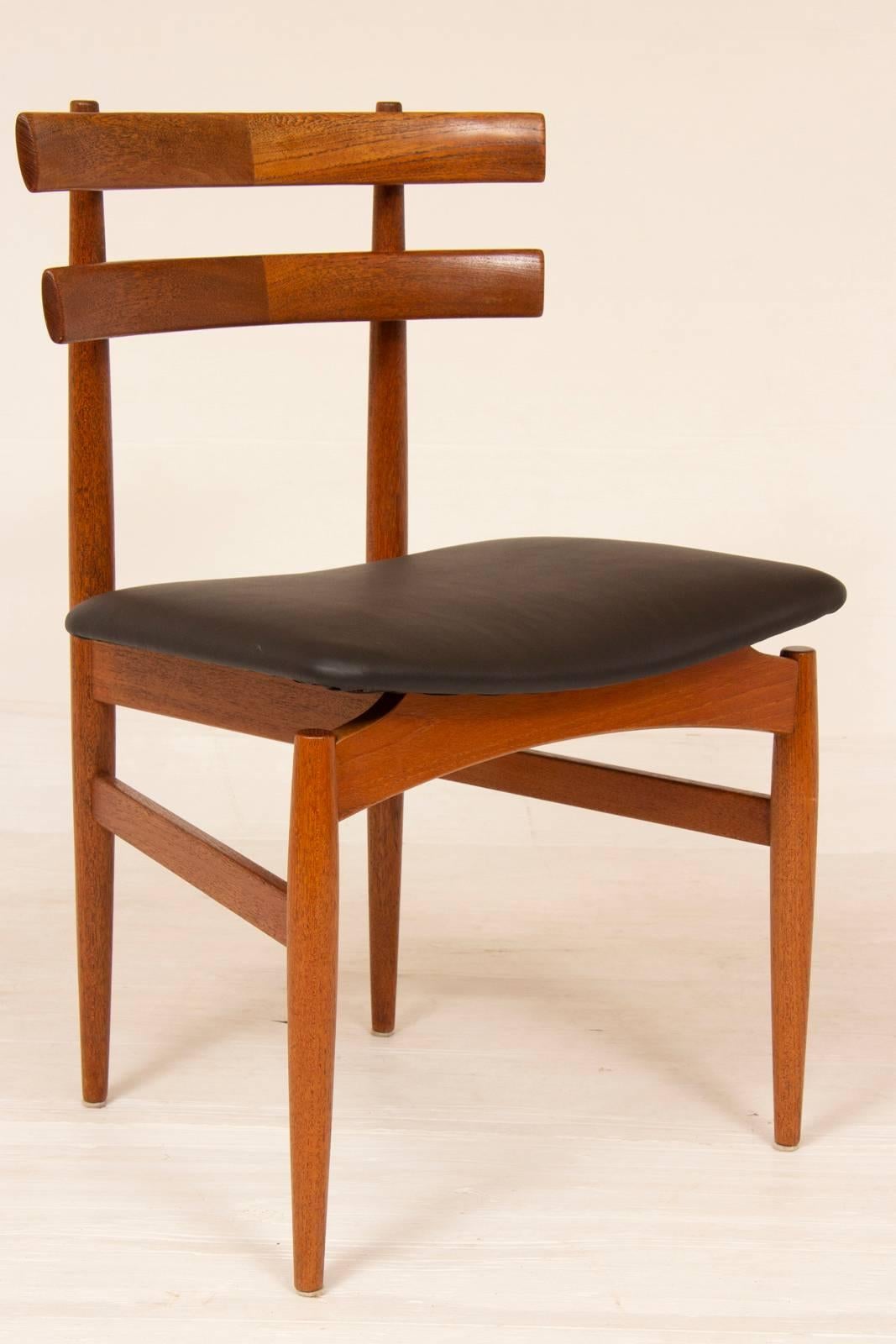 Set of 6 1950s Poul Hundevad for Hundevad Vamdrup teak dining chairs with feature two-rung curved ladder backrests. A well designed, stylish and unique design. Well made with tapered legs and curved feature back support supports. The seats have been