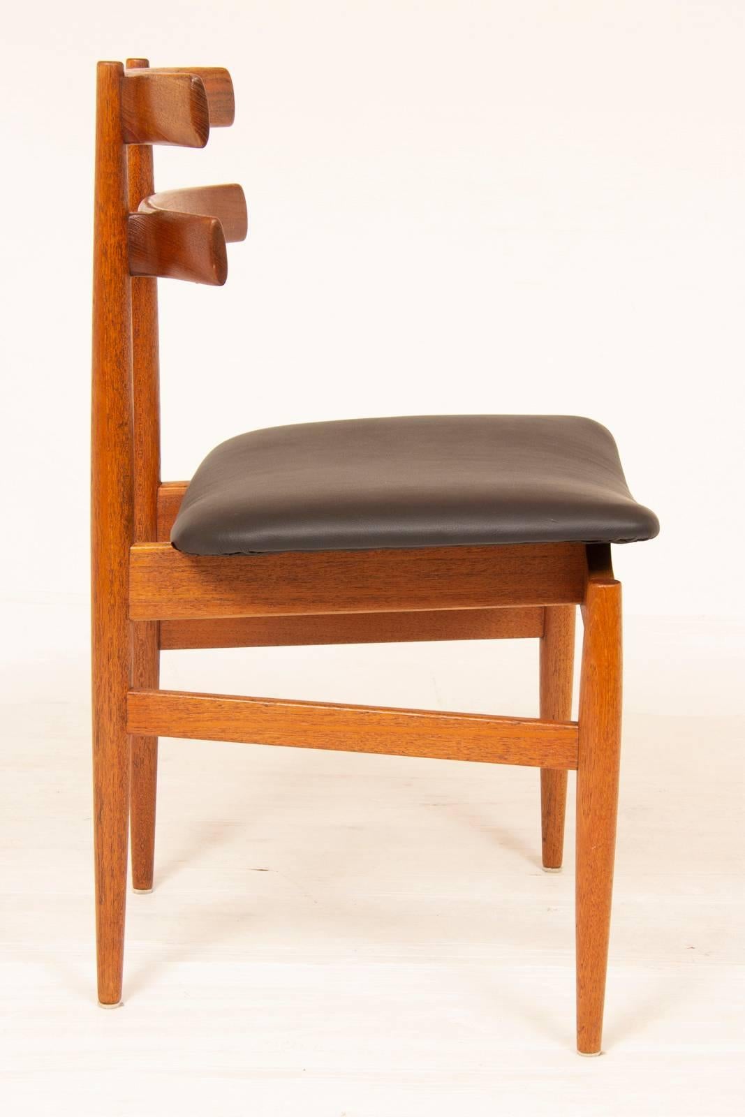 Mid-Century Modern Set of 6 1950s Mid Century Poul Hundevad Teak & Leather Model 30 Dining Chairs