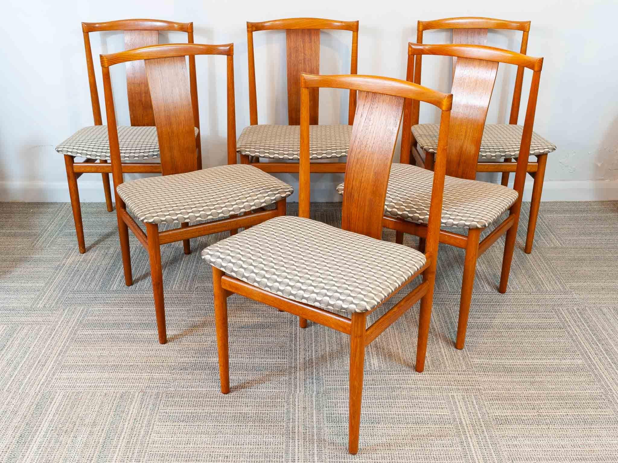 A set of 6 Danish teak dining chairs. Designed by Sorensen Henning and manufactured by Danex in the 1960s. The chairs have a single wide panel to support the back whilst sitting during long dinner parties. The chairs have been beautifully sculpted