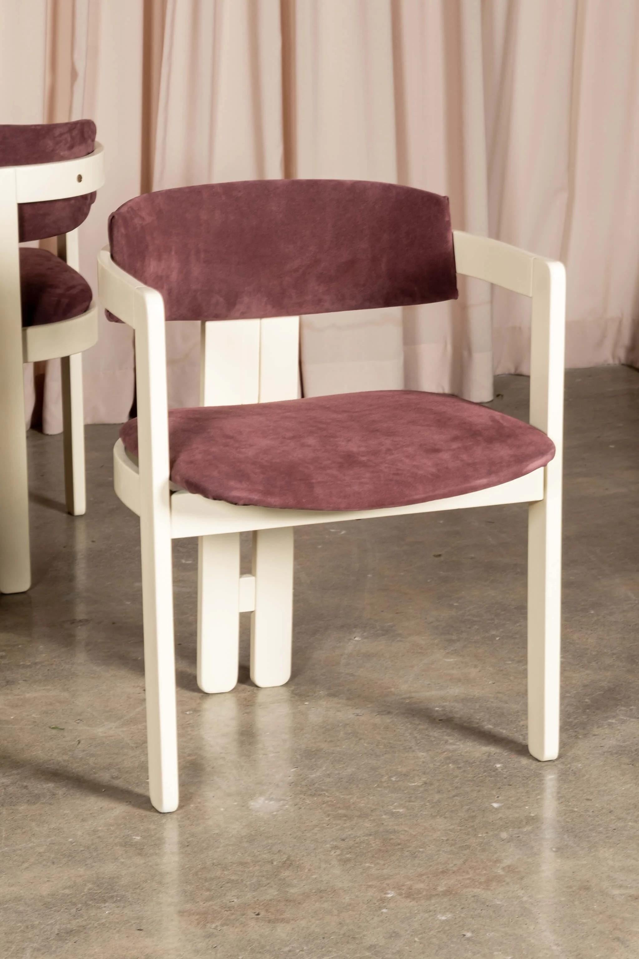 Ensemble de 6 fauteuils italiens des années 1960, blancs avec sièges en daim violet en vente 4
