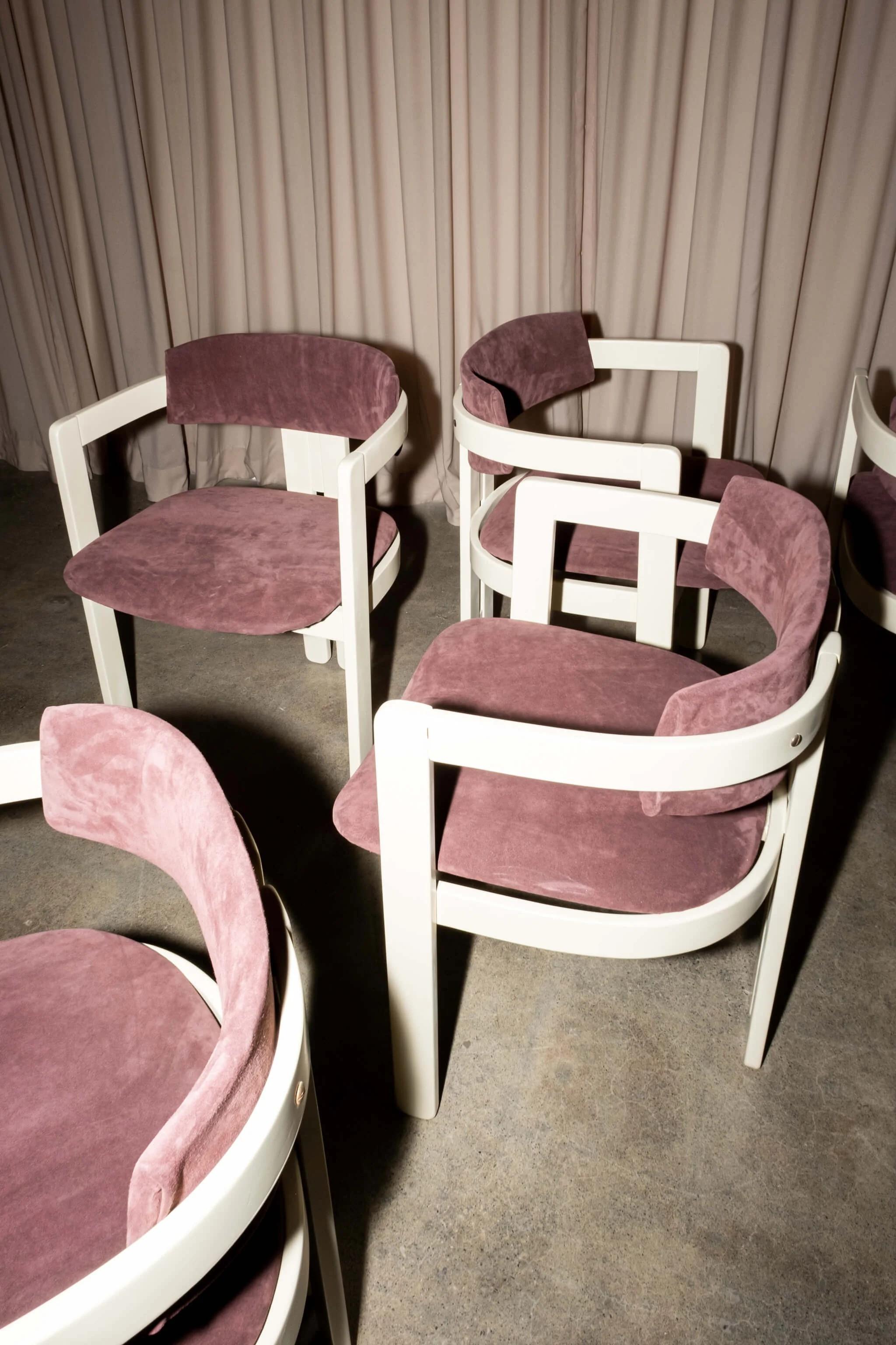 Ensemble de 6 fauteuils italiens des années 1960, blancs avec sièges en daim violet en vente 5