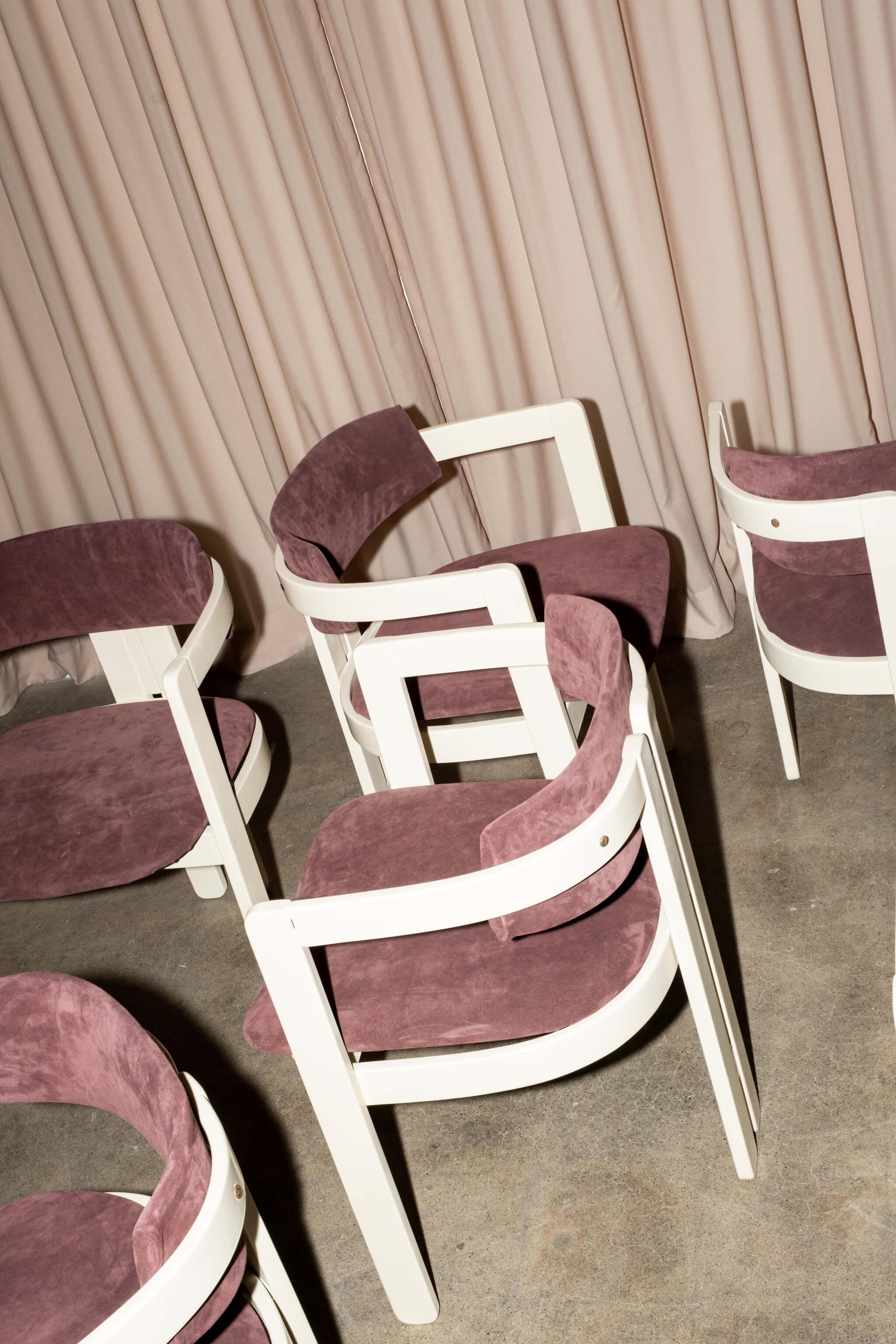 Ensemble de 6 fauteuils italiens des années 1960, blancs avec sièges en daim violet en vente 6