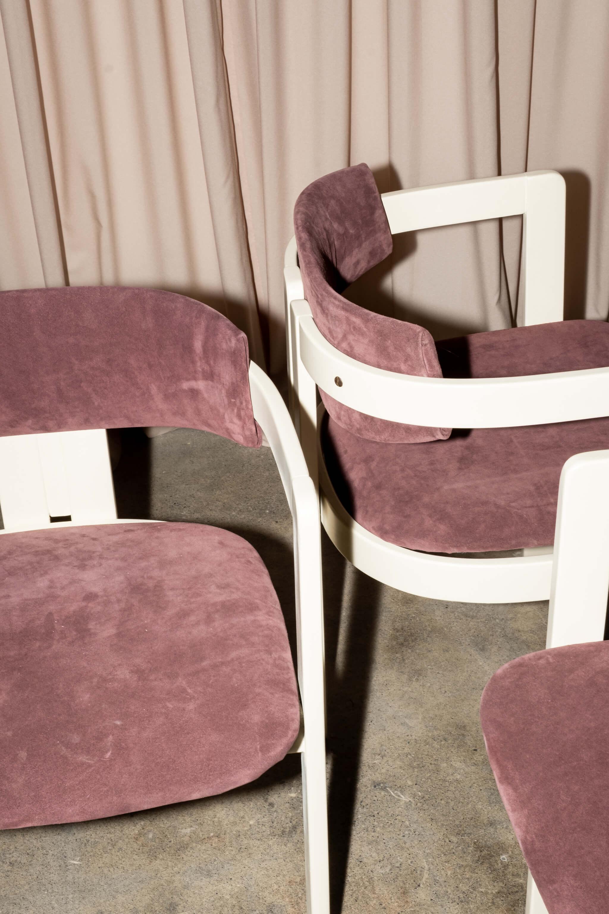 Ensemble de 6 fauteuils italiens des années 1960, blancs avec sièges en daim violet en vente 7