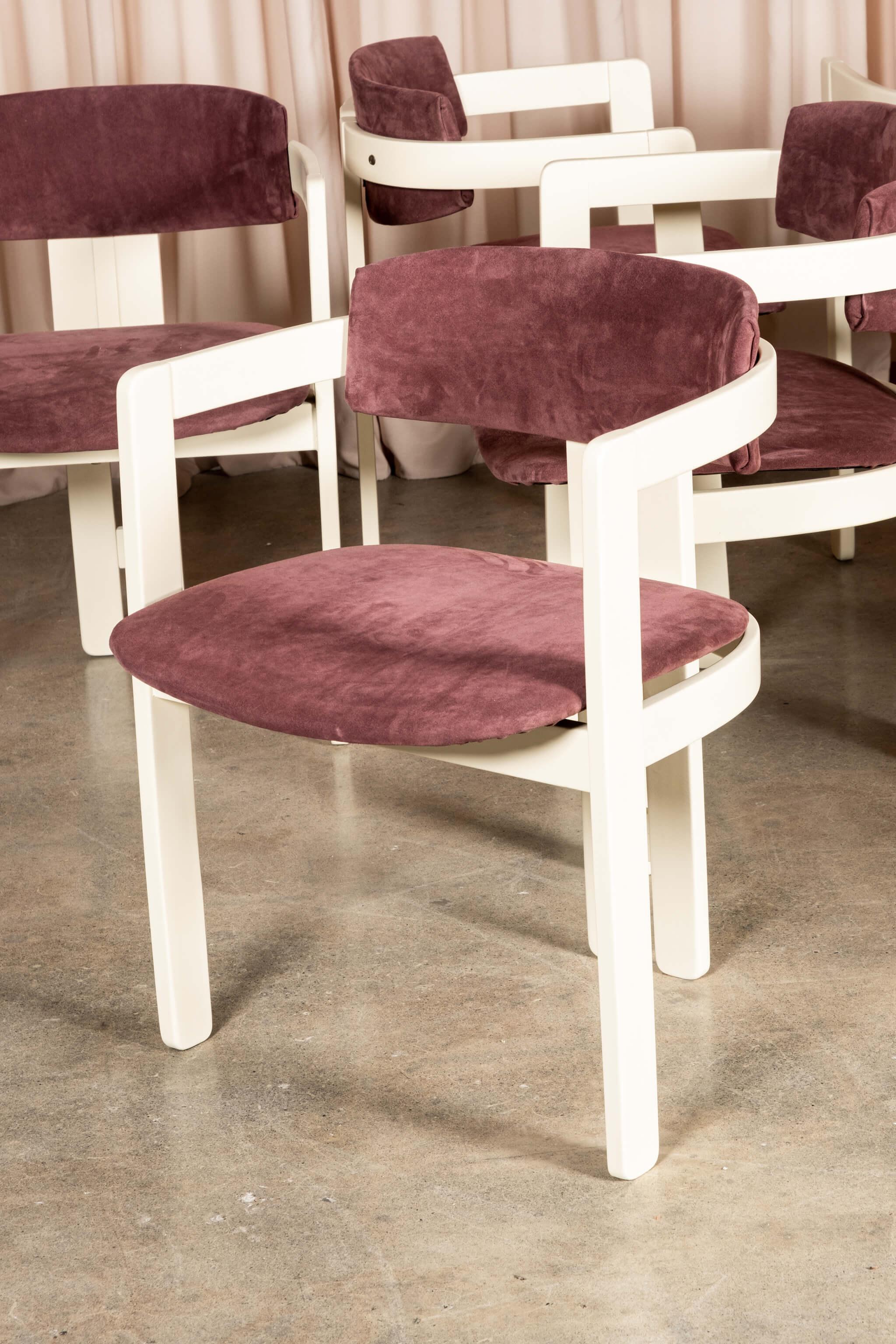 Ensemble de 6 fauteuils italiens des années 1960, blancs avec sièges en daim violet en vente 8