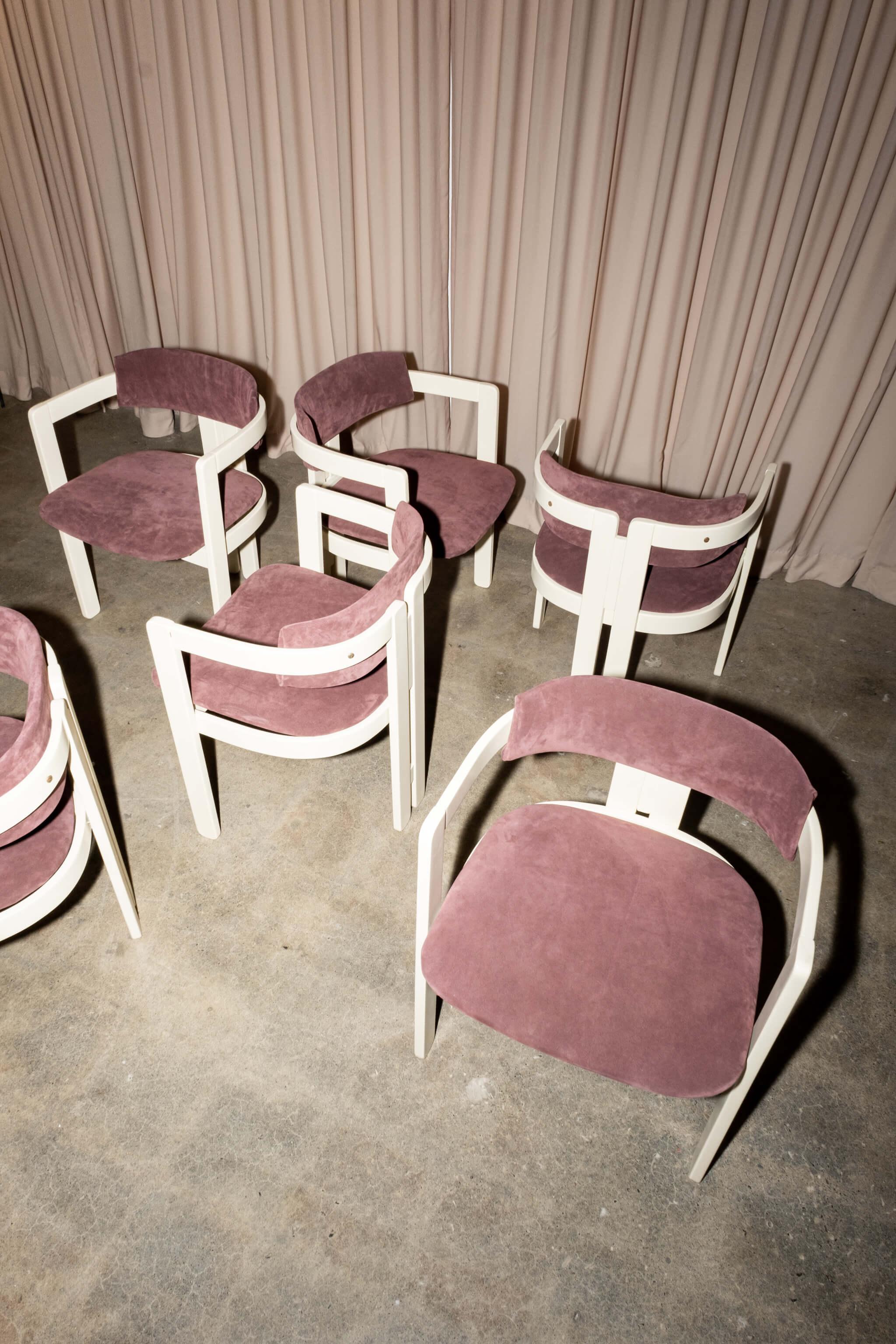 Ensemble de 6 fauteuils italiens des années 1960, blancs avec sièges en daim violet en vente 9