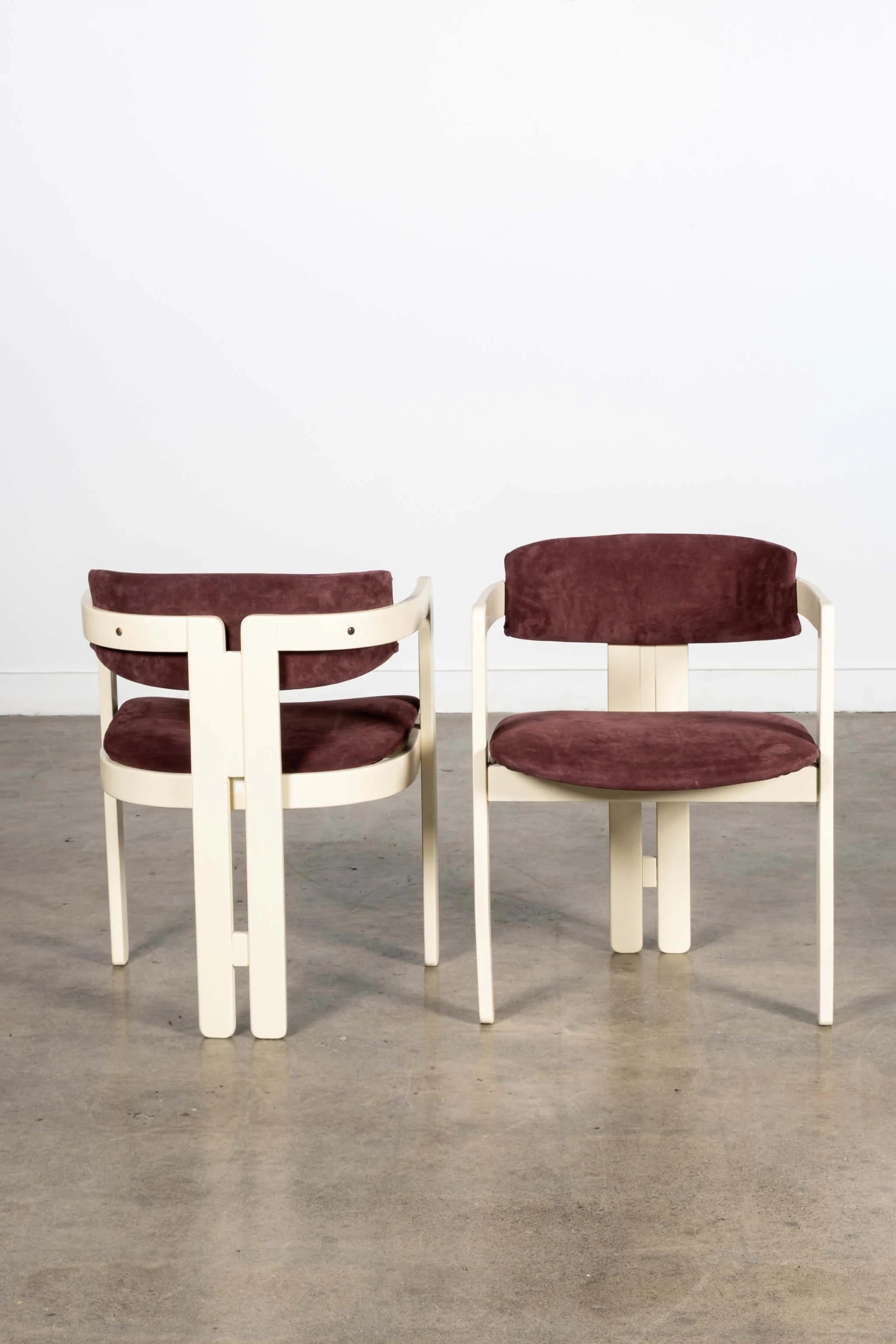 Postmoderne Ensemble de 6 fauteuils italiens des années 1960, blancs avec sièges en daim violet en vente