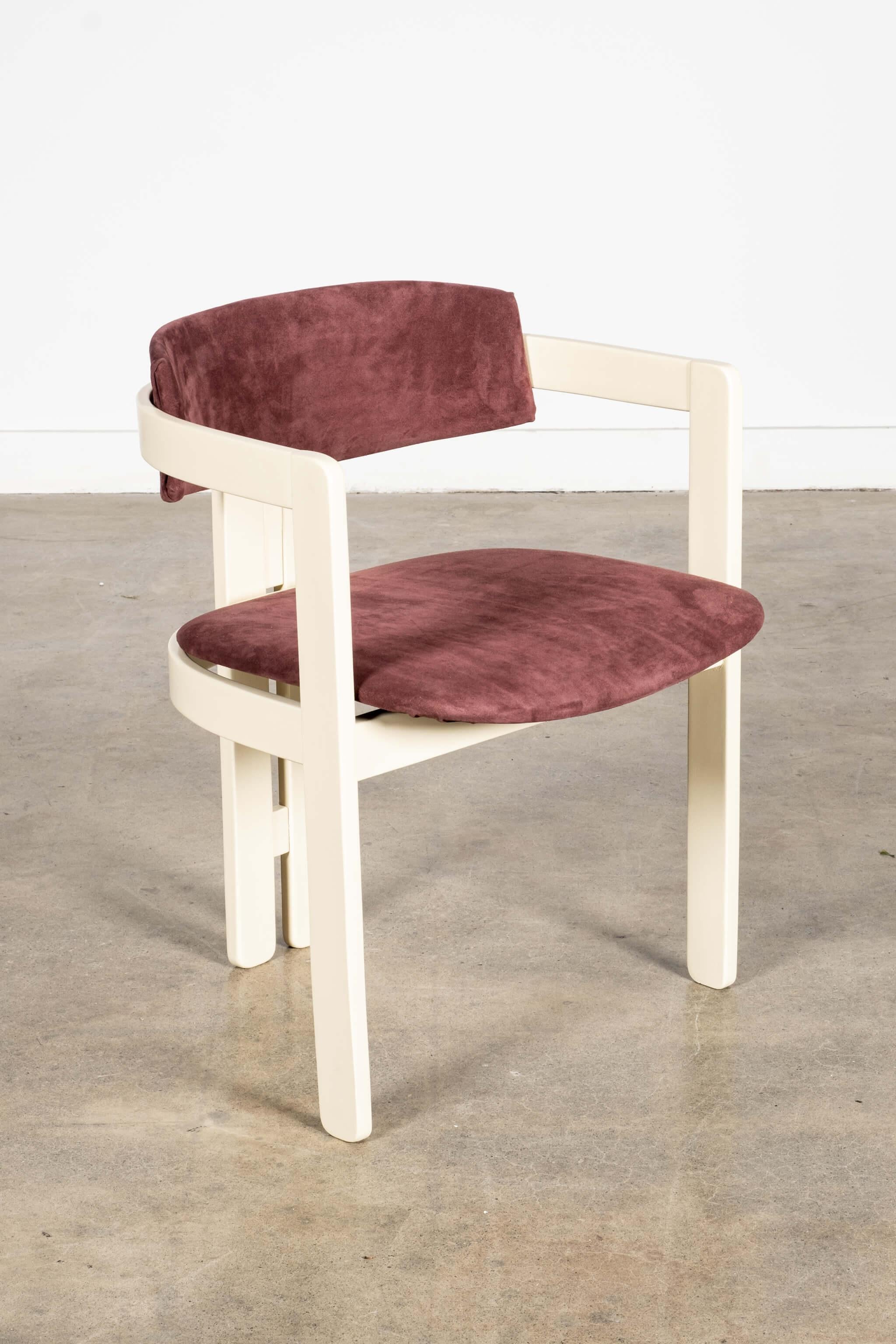 Milieu du XXe siècle Ensemble de 6 fauteuils italiens des années 1960, blancs avec sièges en daim violet en vente