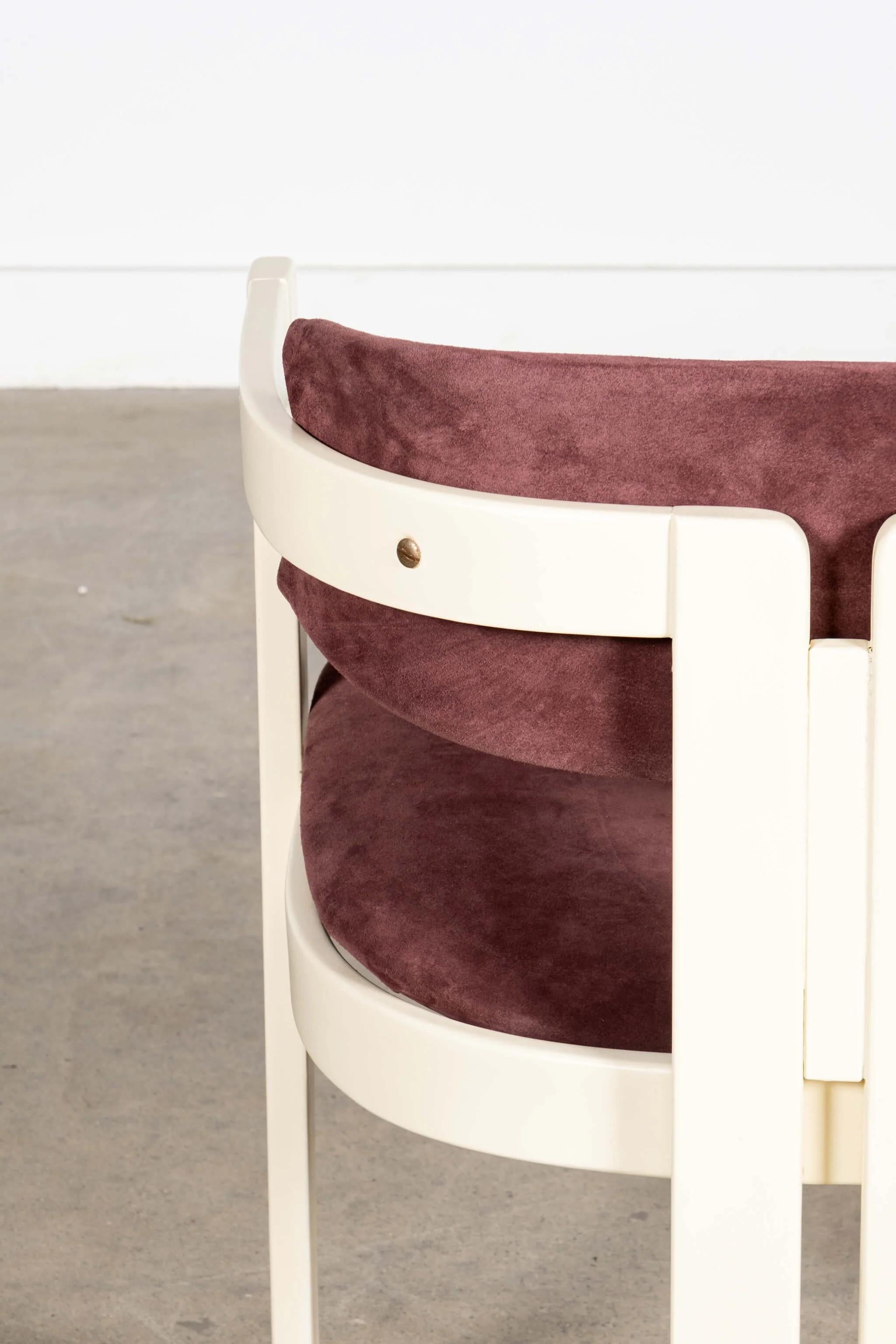 Daim Ensemble de 6 fauteuils italiens des années 1960, blancs avec sièges en daim violet en vente