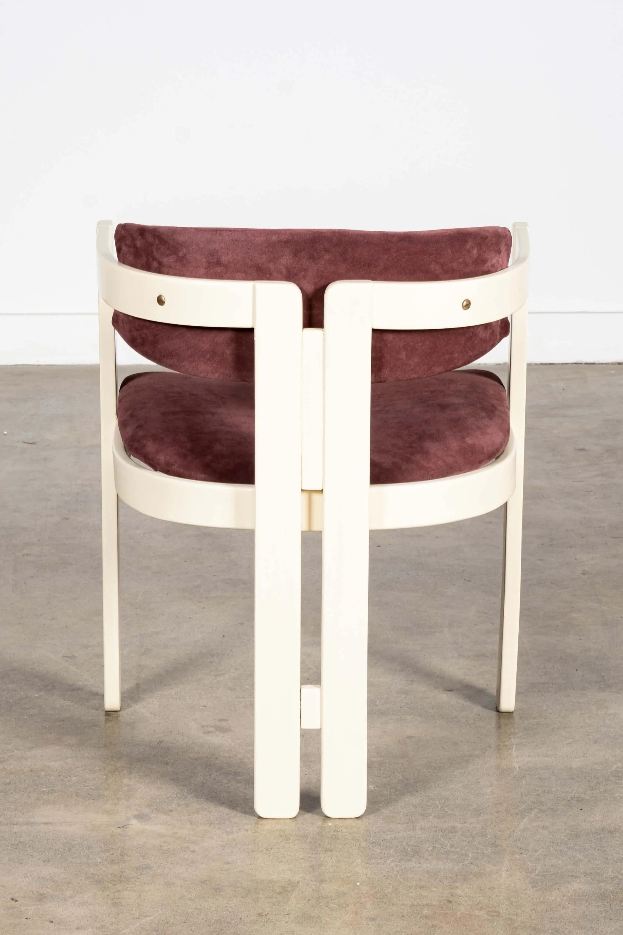 Ensemble de 6 fauteuils italiens des années 1960, blancs avec sièges en daim violet en vente 1