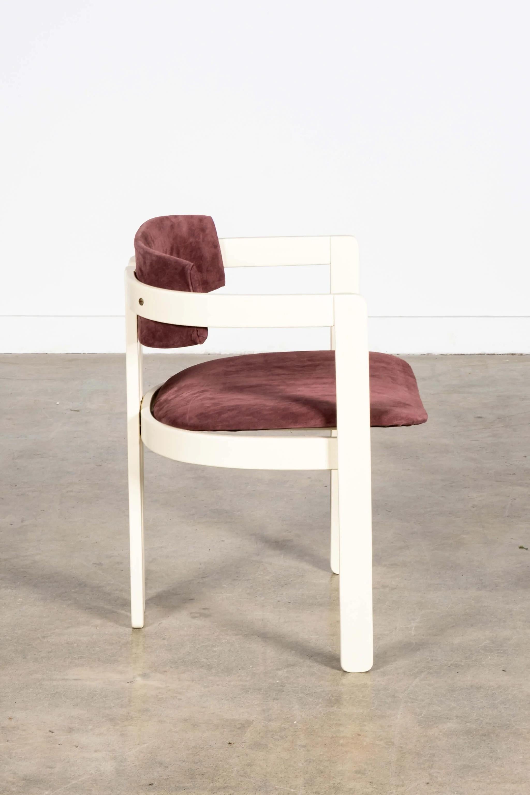 Ensemble de 6 fauteuils italiens des années 1960, blancs avec sièges en daim violet en vente 2