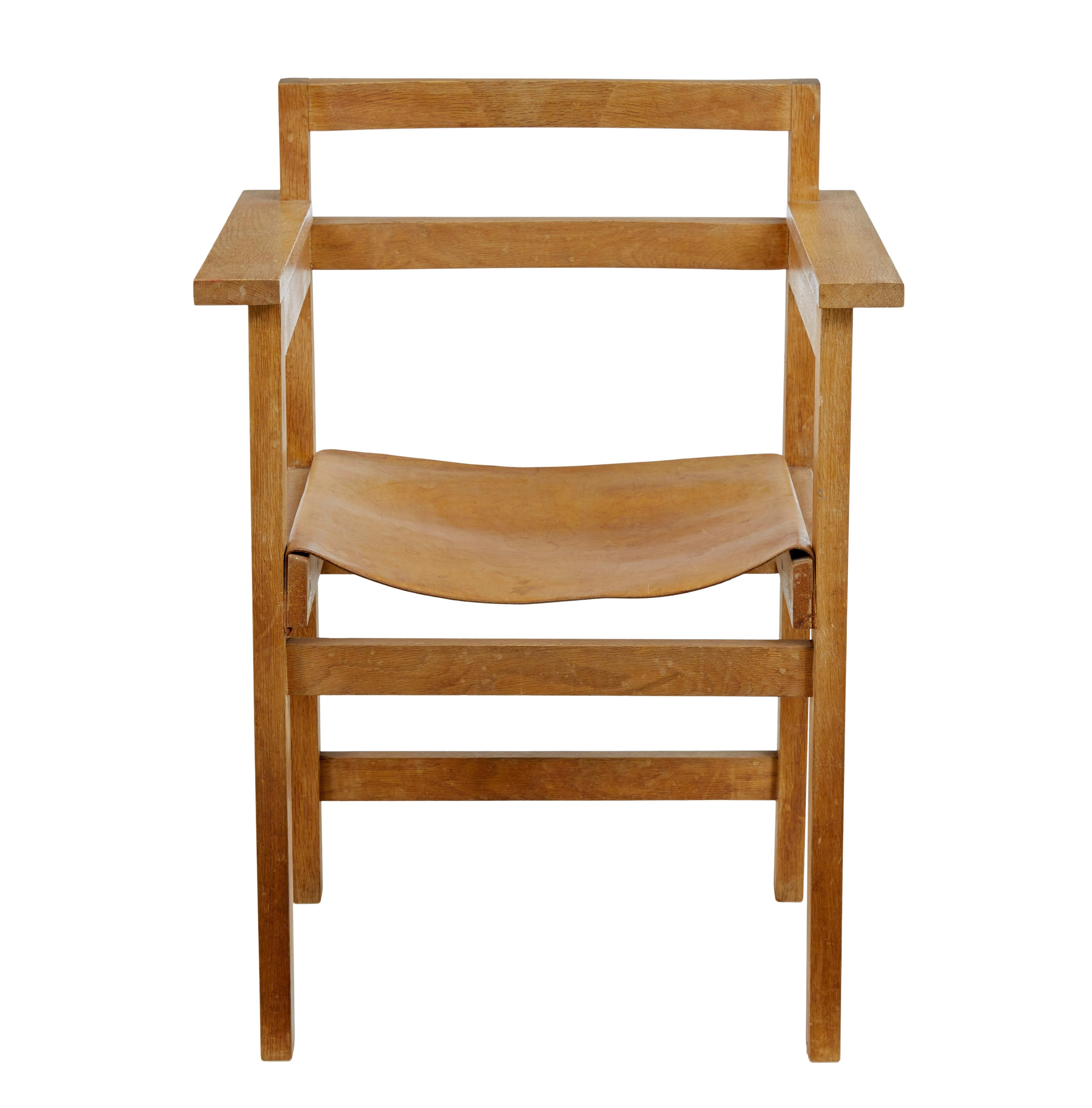 6 skandinavische moderne Sessel aus Eiche und Leder aus den 1960er Jahren.

Set aus skandinavischen Designerstühlen aus Eichenholz. Der Ledersattelsitz ist mit dem Rahmen verbunden. Stühle mit modularem Design und gerader Rückenlehne.

Sehr