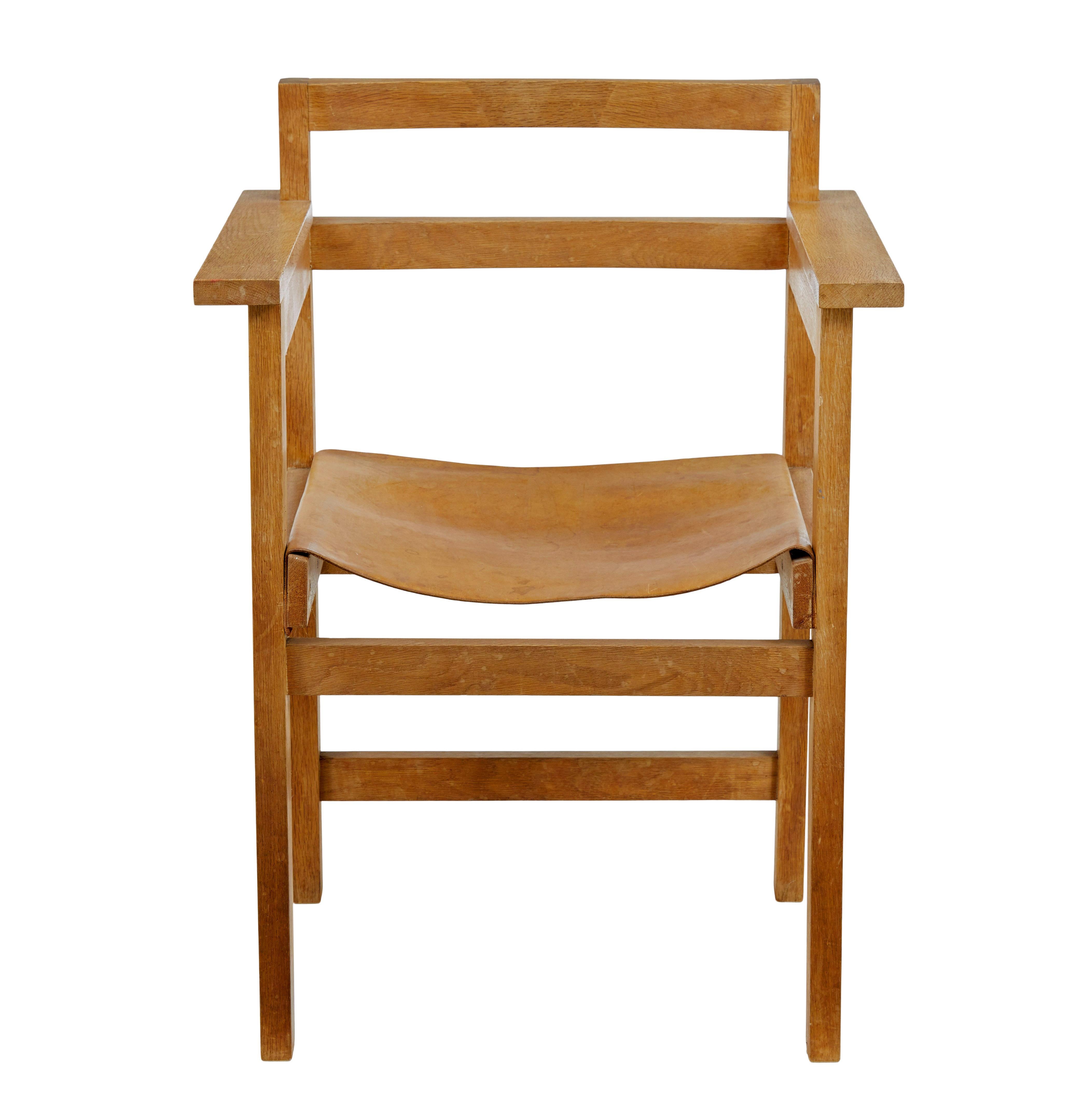 6 skandinavische moderne Sessel aus Eiche und Leder aus den 1960er Jahren.

Ein Satz skandinavischer Designerstühle aus Eichenholz. Der Ledersattelsitz ist mit dem Rahmen verbunden. Stühle mit modularem Design und gerader Rückenlehne.

Sehr
