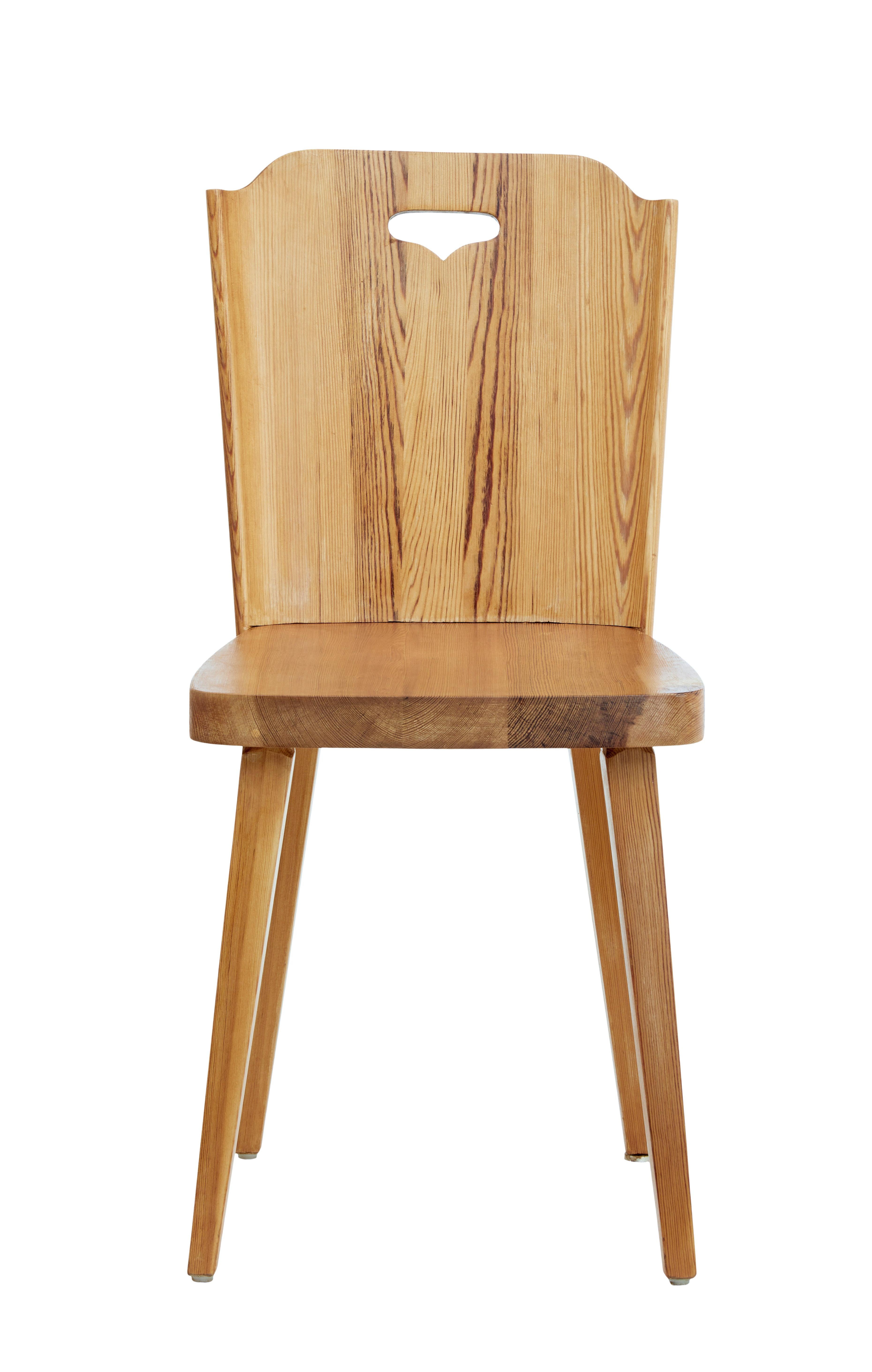 Set of 6 1960s Swedish pine dining chairs, circa 1960.

Fine example of Scandinavian modern design furniture. Shaped backs with cut out carrying handle. Design feature with the screws overlapping into the seat.

Standing on 4 tapered