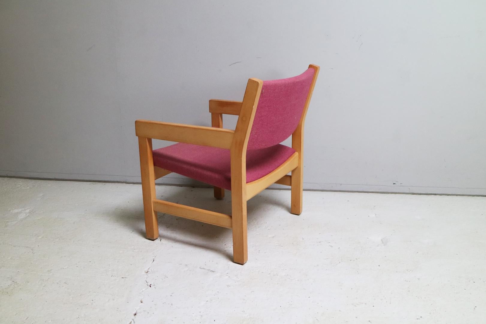 Stamped with ‘Design Hans J Wegner’. These armed dining chairs are a lovely example of Wegner’s design. Light beech frames with mauve original upholstery in fantastic condition. Ideal as dining chairs or reception / meeting chairs.

The price