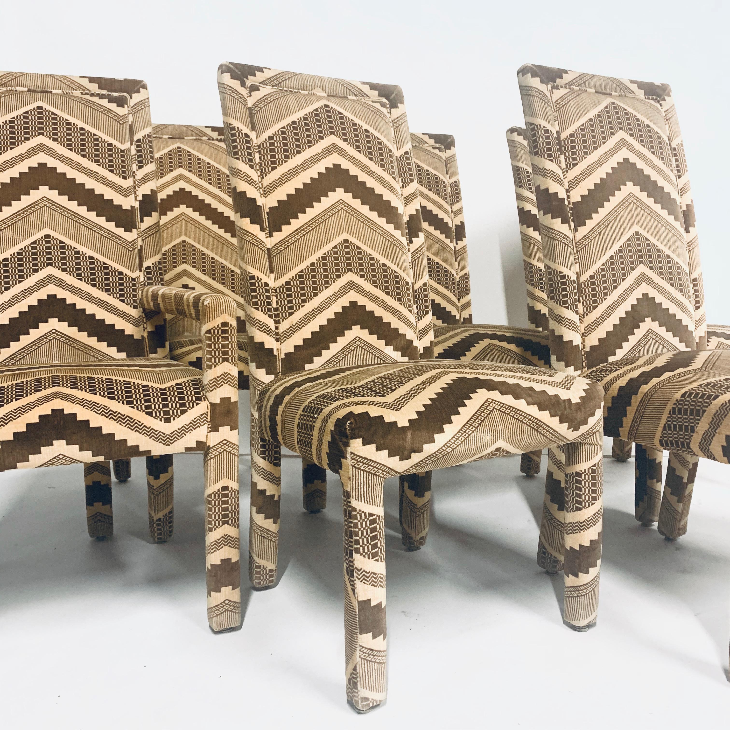 Set of 6 1970s Glam Zig Zag Parsons or Tuxedo Velvet Upholstered Dining Chairs In Good Condition In Hudson, NY