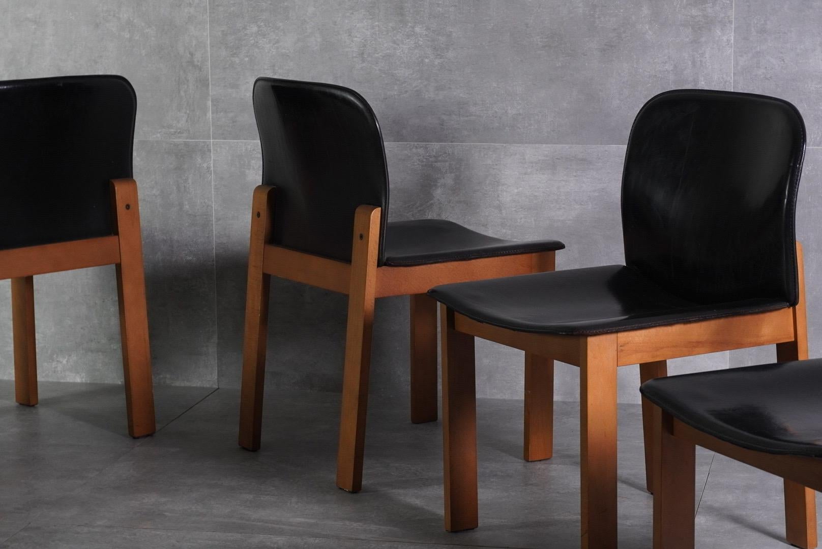 Set of 6 1970s italian dining chairs in wood and leather In Good Condition For Sale In Quarrata, IT