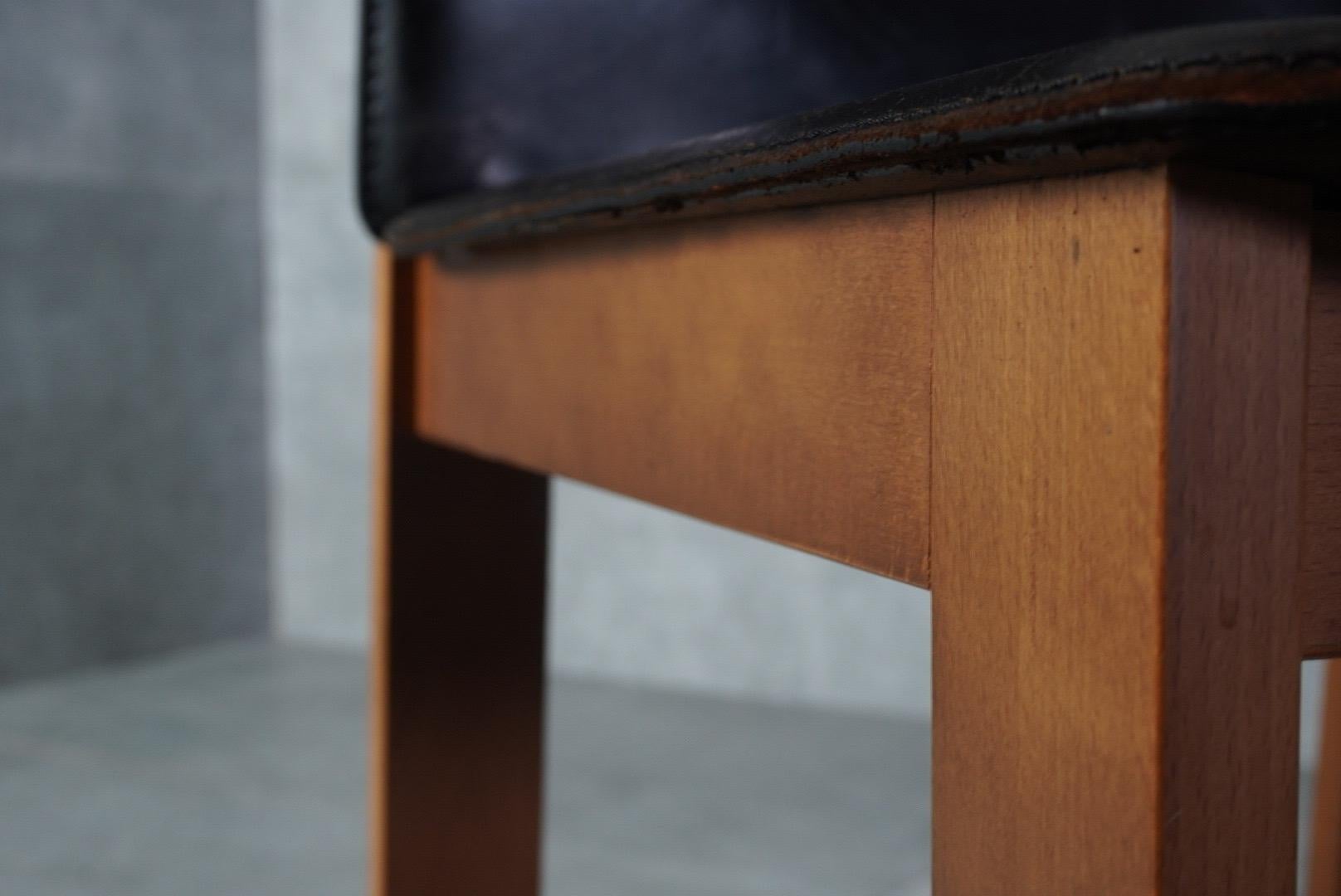 Set of 6 1970s italian dining chairs in wood and leather For Sale 2