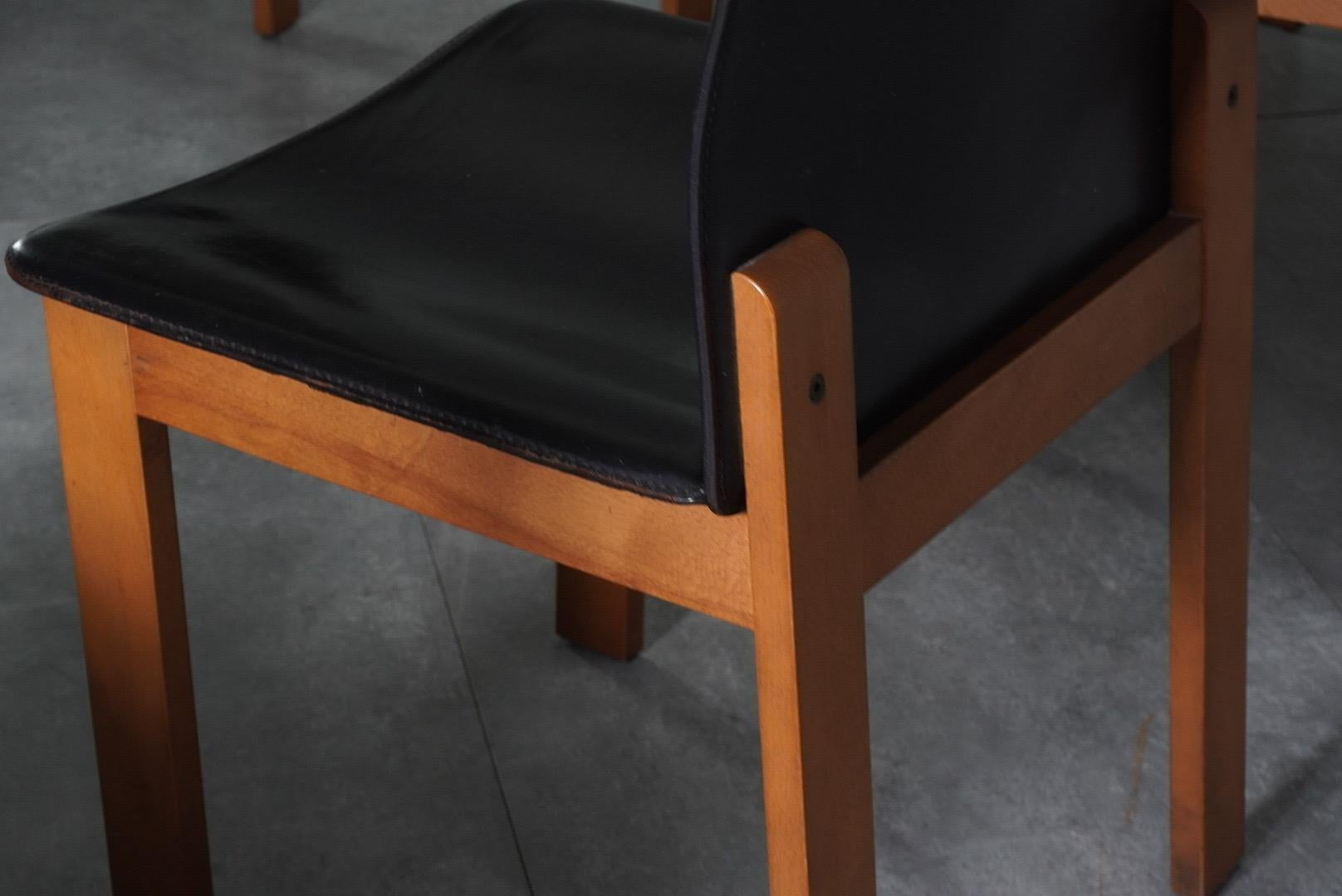 Set of 6 1970s italian dining chairs in wood and leather For Sale 3