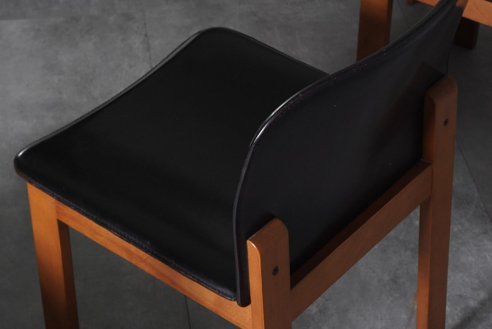 Set of 6 1970s italian dining chairs in wood and leather For Sale 4
