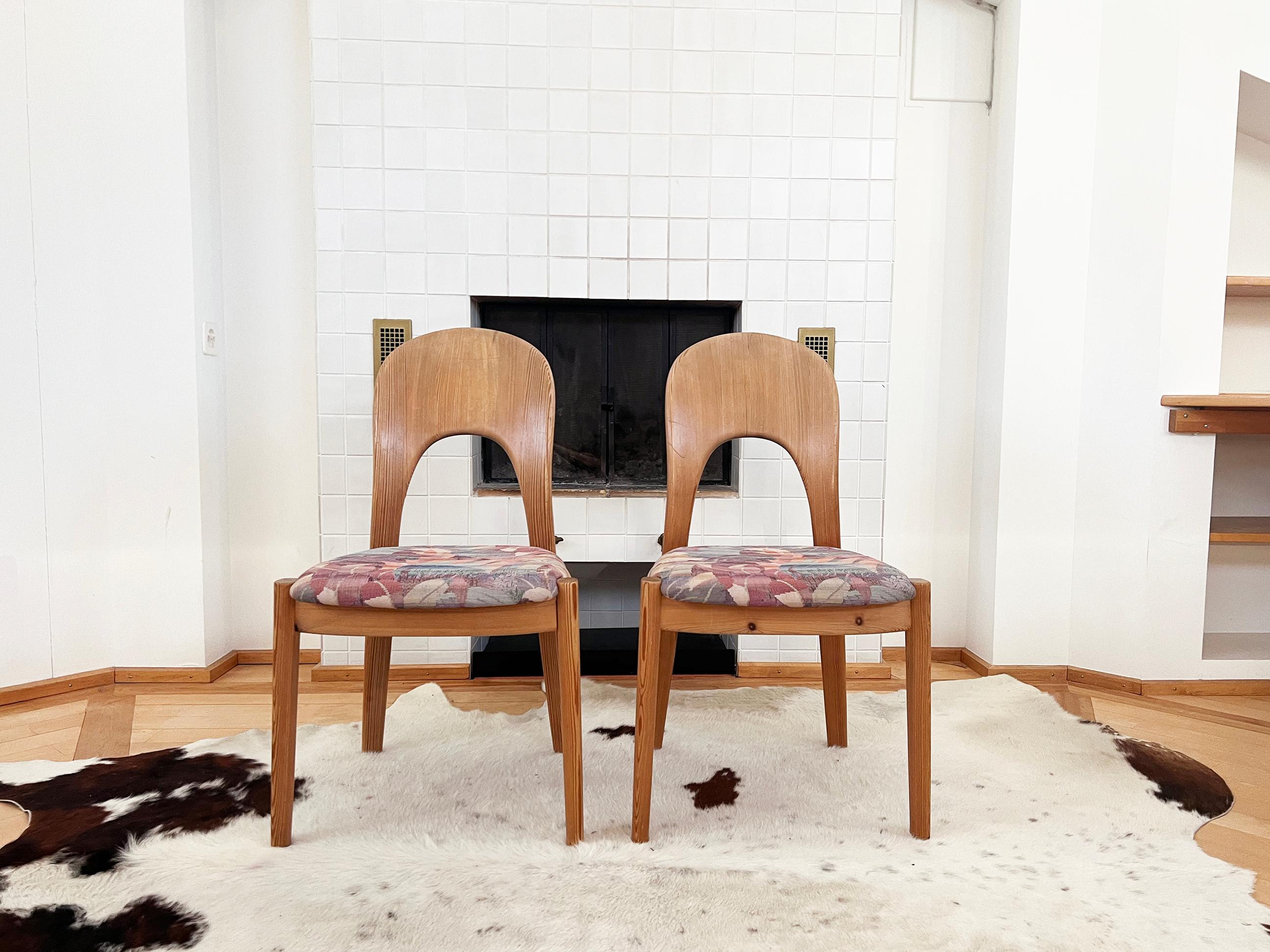 Fantastisches Set von 6 sehr hochwertigen, schönen Stühlen aus massivem Kiefernholz des dänischen Designers Niels Koefoed Hornslet.  Sehr selten in Kiefer zu finden. Ausgezeichnete Handwerkskunst.  Sehr trendy in Kiefer!

Originalstempel unter allen
