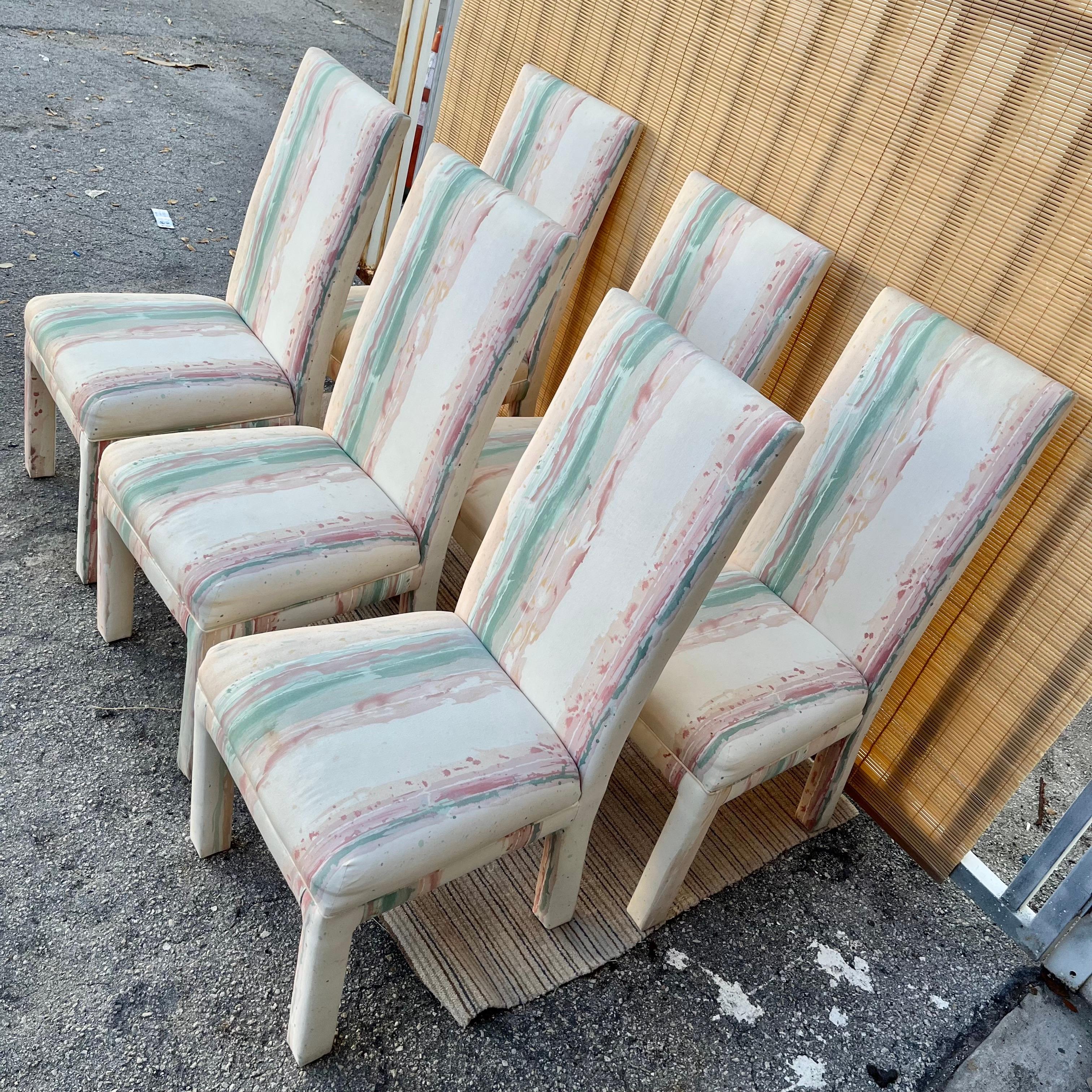 Américain Ensemble de 6 chaises de salle à manger postmodernes à haut dossier et entièrement rembourrées des années 1980 en vente