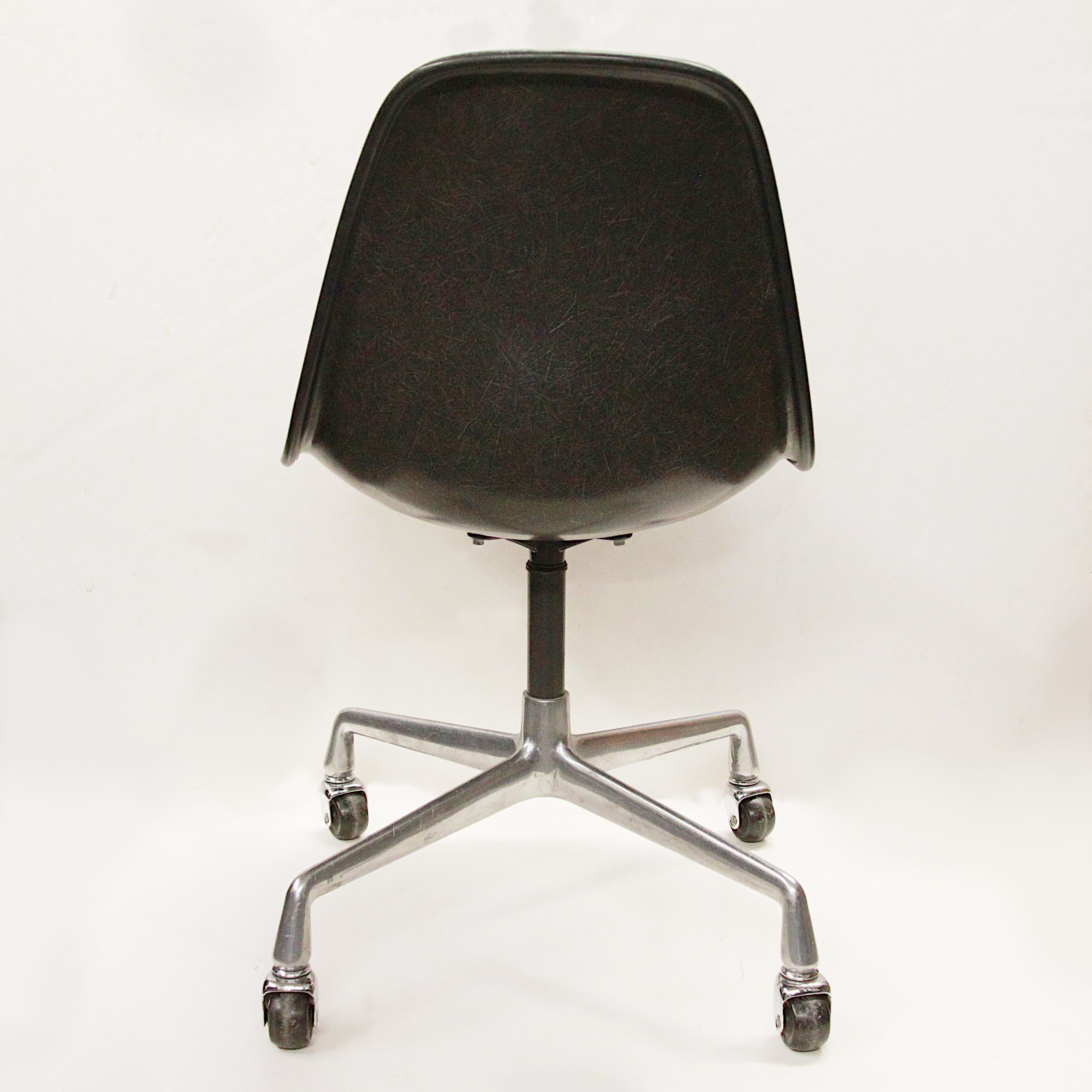 Set of 6 1980s Vintage Rolling Blue Gray Eames Shell Chairs by Herman Miller In Good Condition In Lafayette, IN