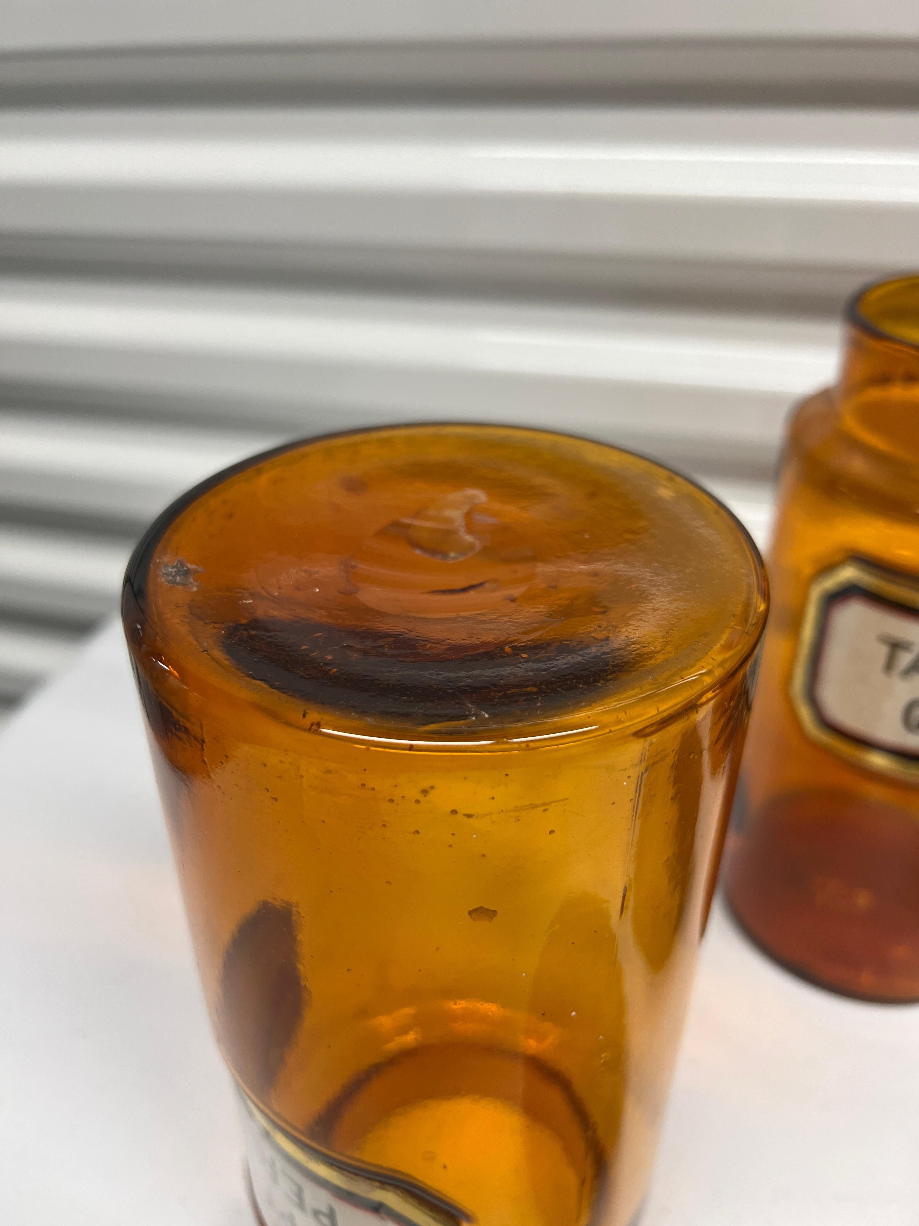 Verre brun Ensemble de 6 bouteilles d'apothicaire françaises en verre ambré du 19e siècle de la succession J&Johnson en vente