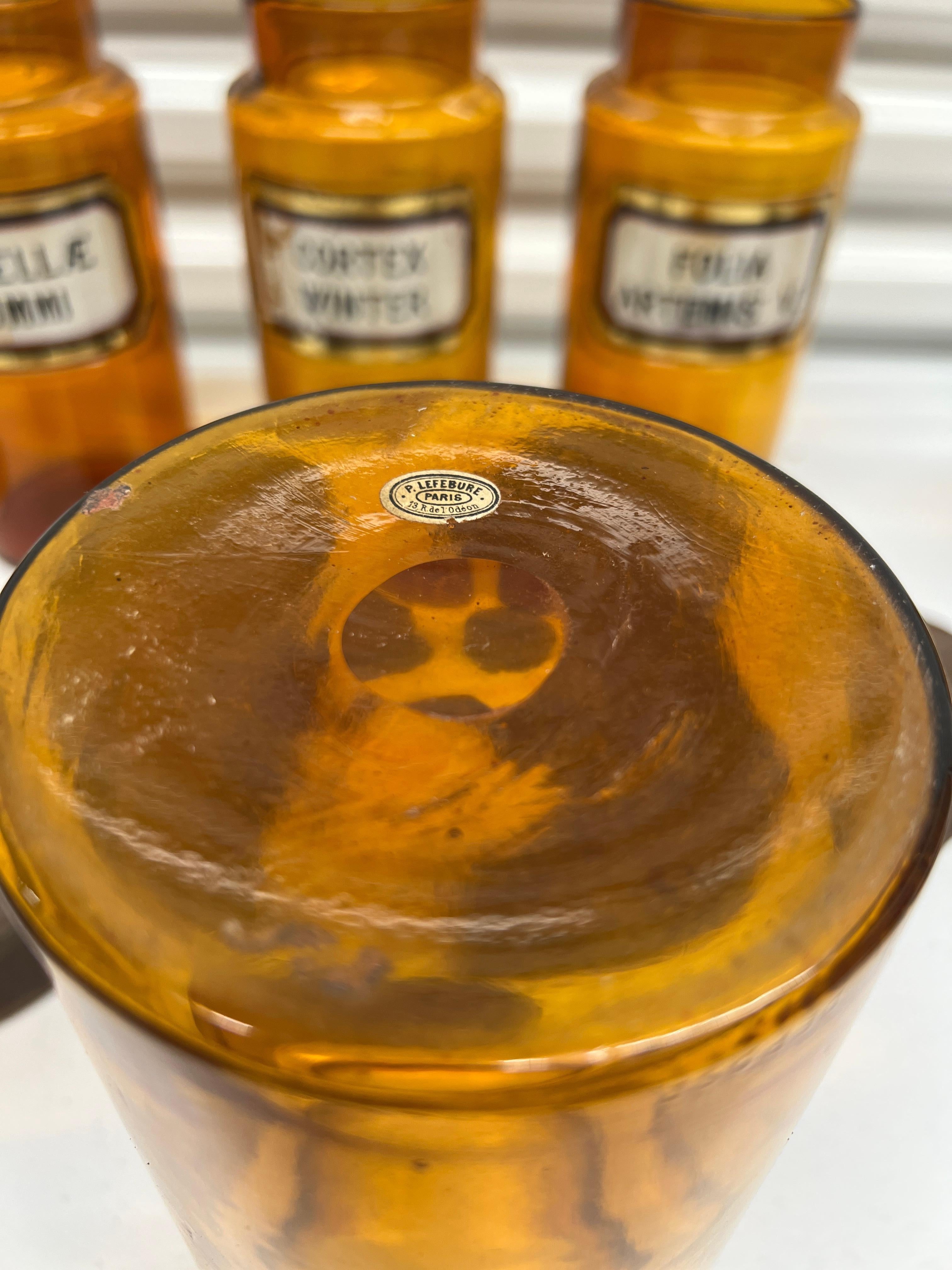 Ensemble de 6 bouteilles d'apothicaire françaises en verre ambré du 19e siècle de la succession J&Johnson en vente 1