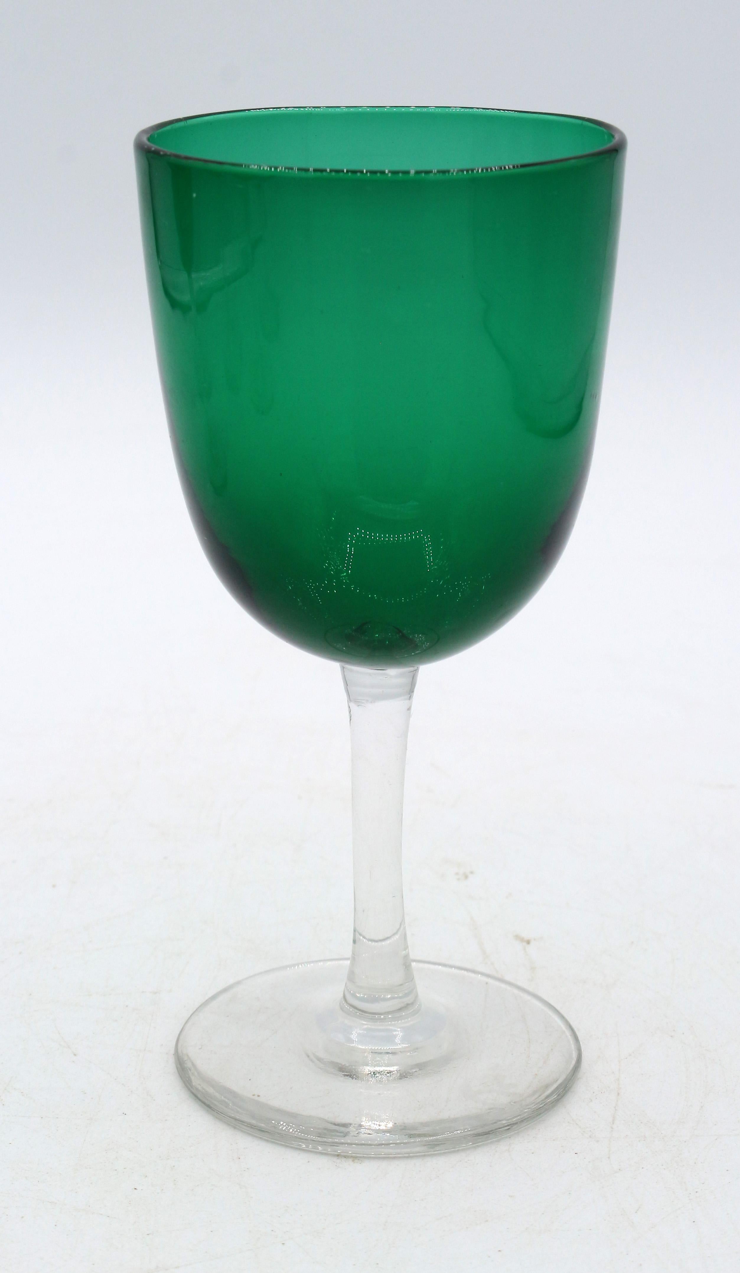 Ensemble de 6 verres à vin anglais en verre vert Bristol du 19e siècle. Chacune présente des aspects distincts du soufflage et de la finition à la main (aucune n'est parfaitement ronde, etc.). Plusieurs ont des pontils légèrement rugueux.
4 7/8