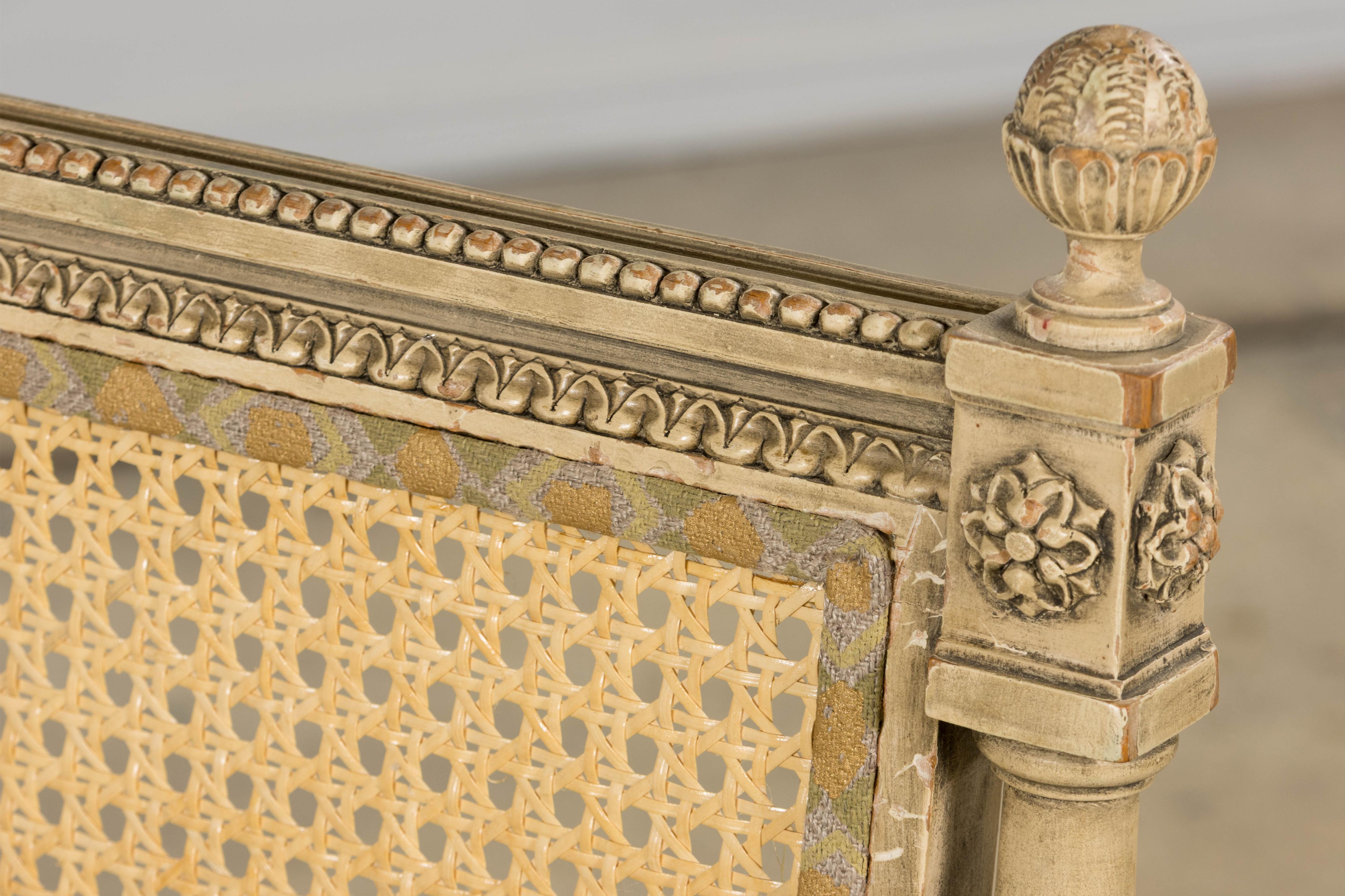 Juego de seis sillas de comedor francesas Luis XVI del siglo XIX con respaldo de caña pintado en venta 11