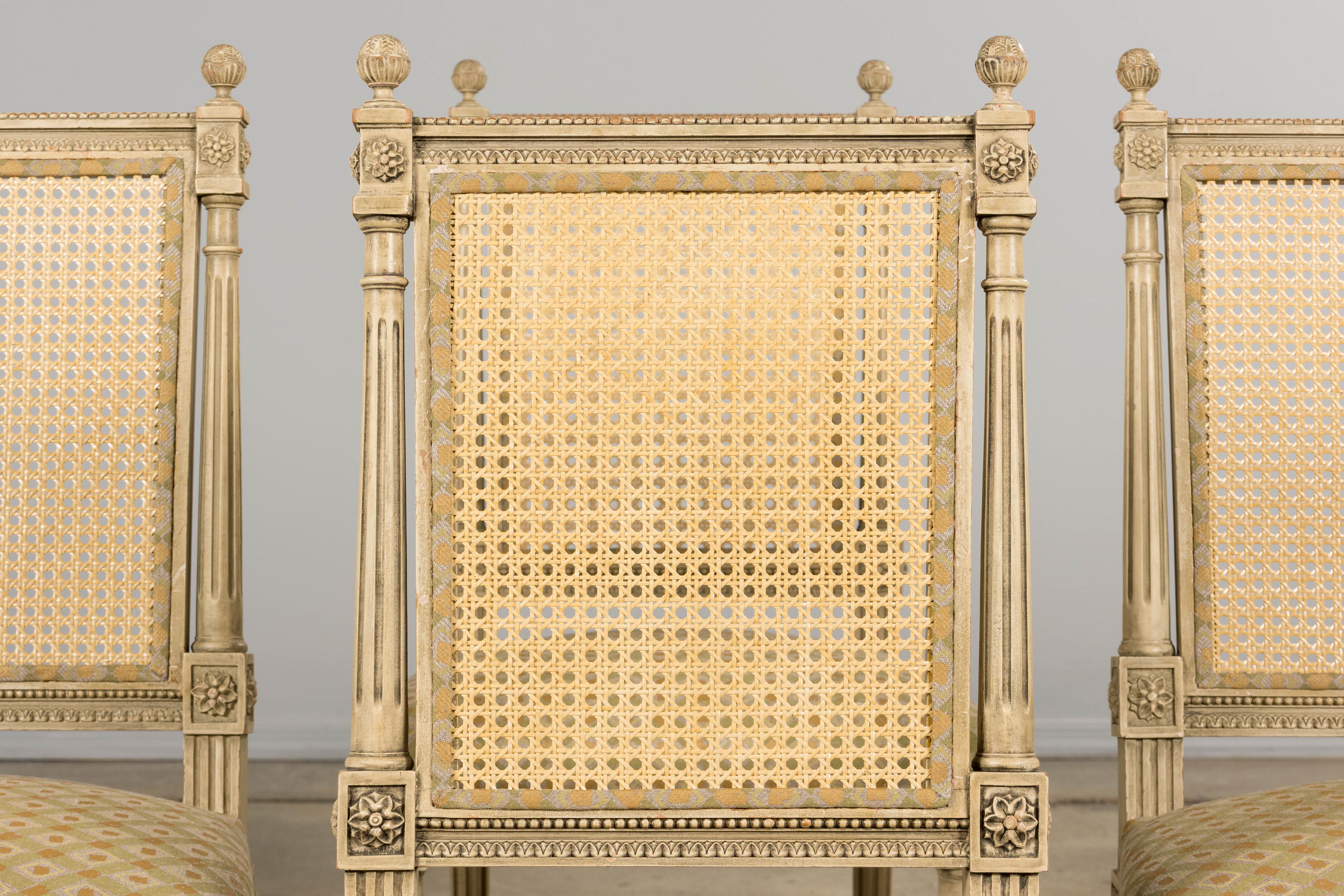 Exquisito juego de seis sillas de comedor francesas de finales del siglo XIX, de estilo Gran Luis XVI, procedentes de Provenza. Hechas a mano con madera maciza, las sillas conservan su acabado pintado original con detalles finamente tallados. Cada