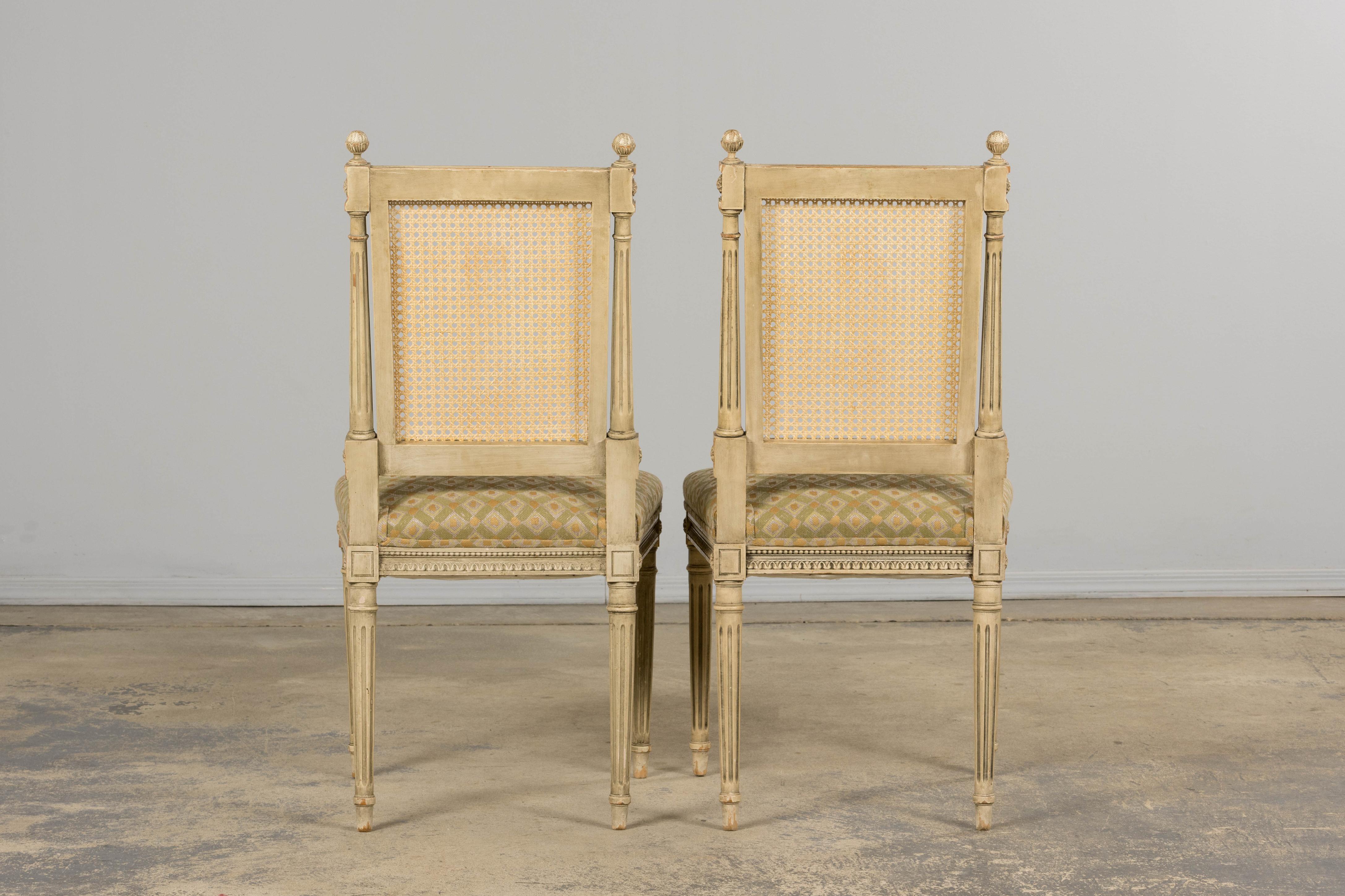 Juego de seis sillas de comedor francesas Luis XVI del siglo XIX con respaldo de caña pintado en venta 14