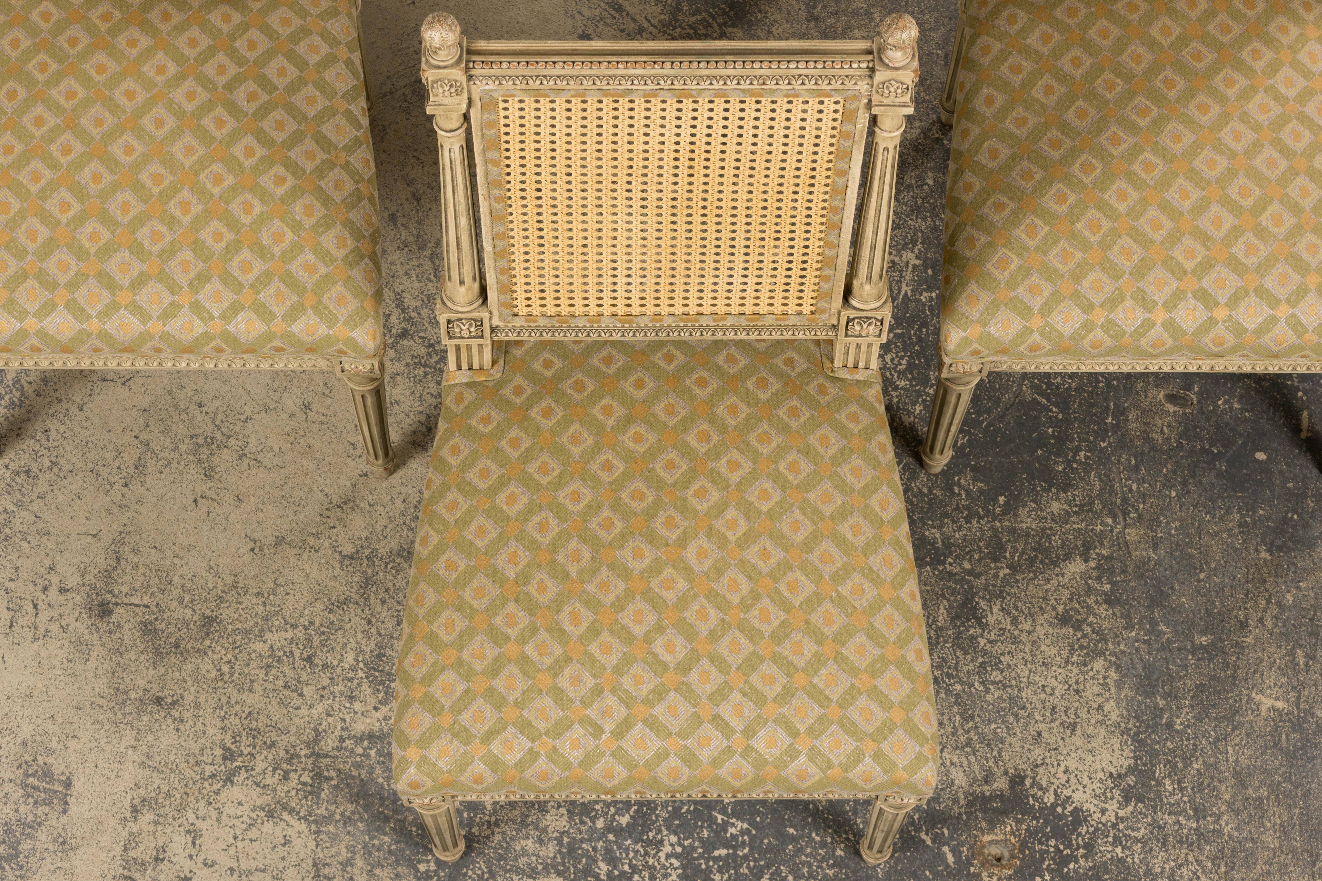 Juego de seis sillas de comedor francesas Luis XVI del siglo XIX con respaldo de caña pintado Tallado a mano en venta