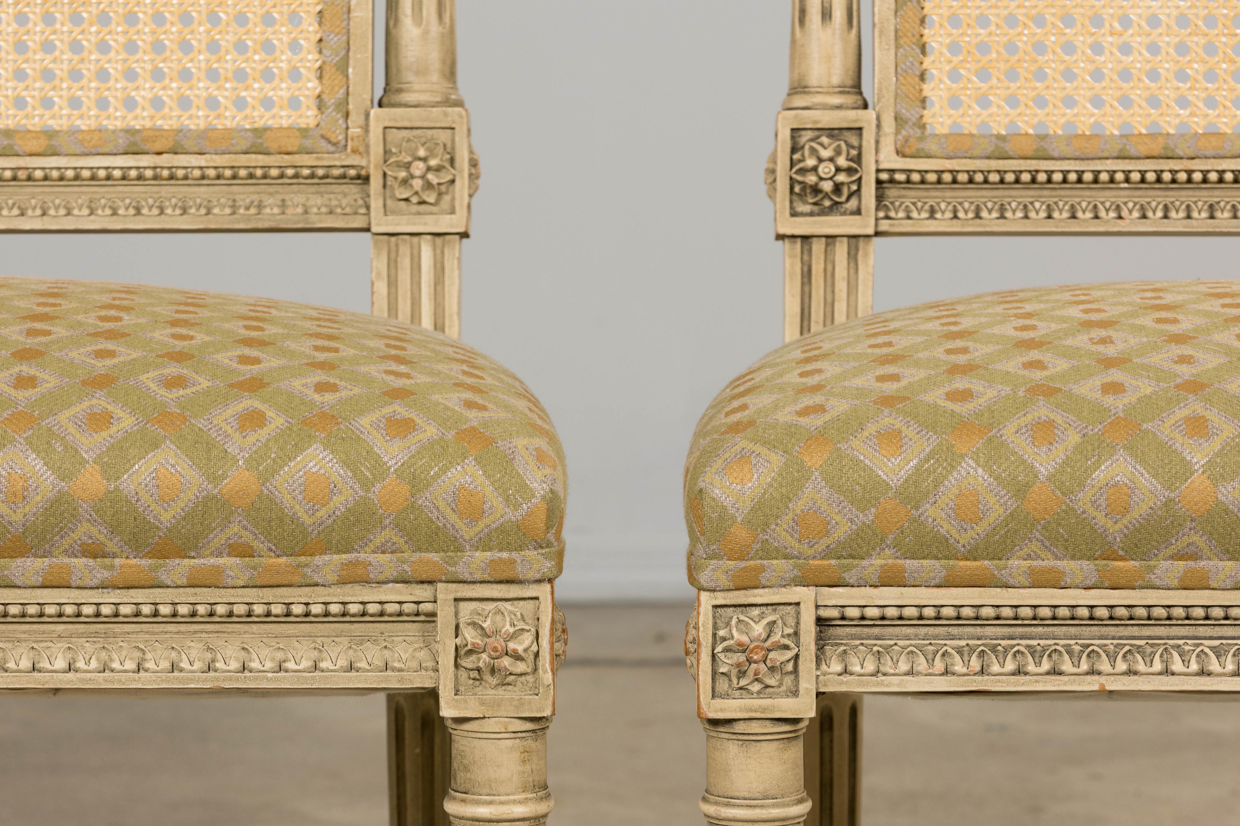 Juego de seis sillas de comedor francesas Luis XVI del siglo XIX con respaldo de caña pintado Lino en venta