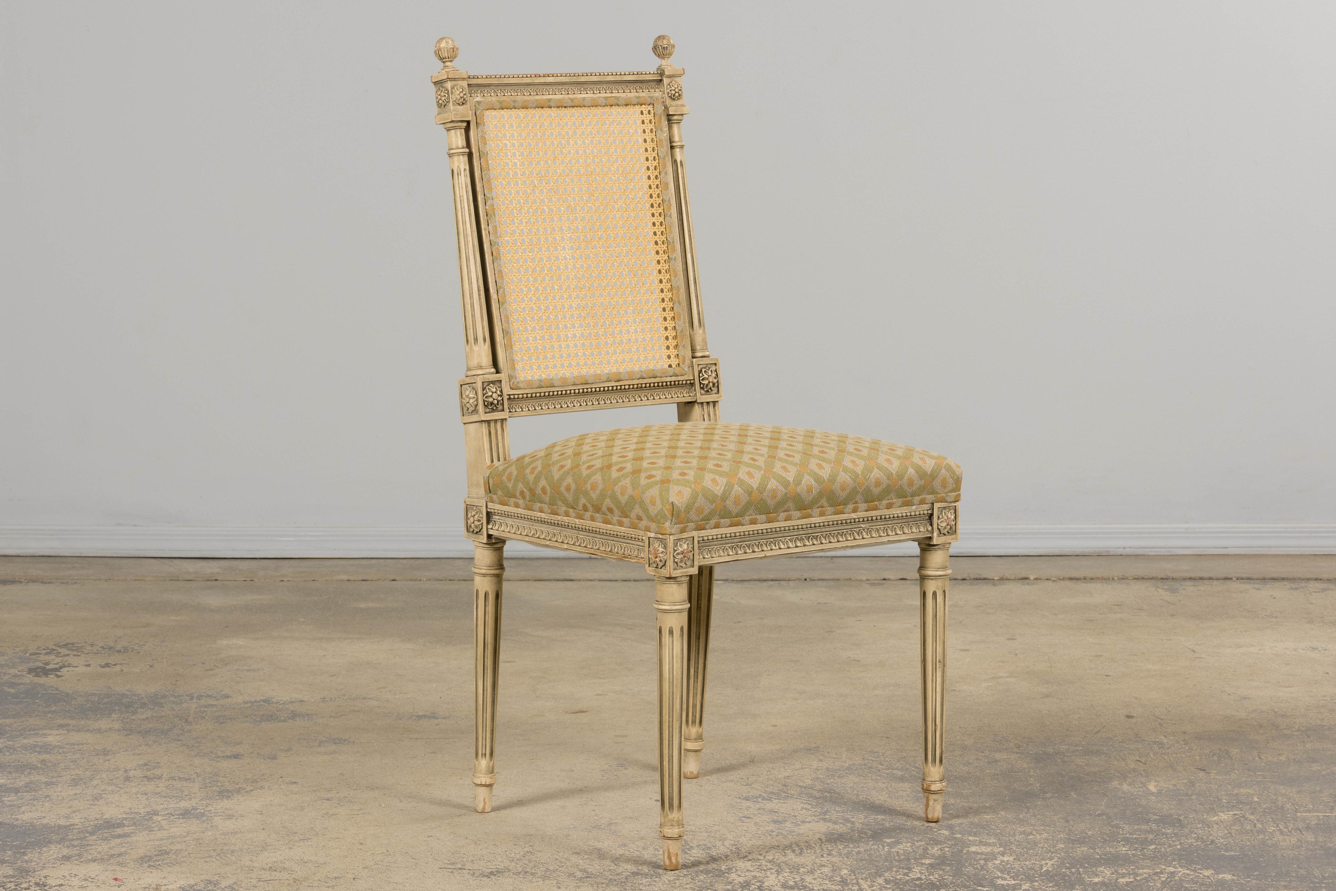 Juego de seis sillas de comedor francesas Luis XVI del siglo XIX con respaldo de caña pintado en venta 2