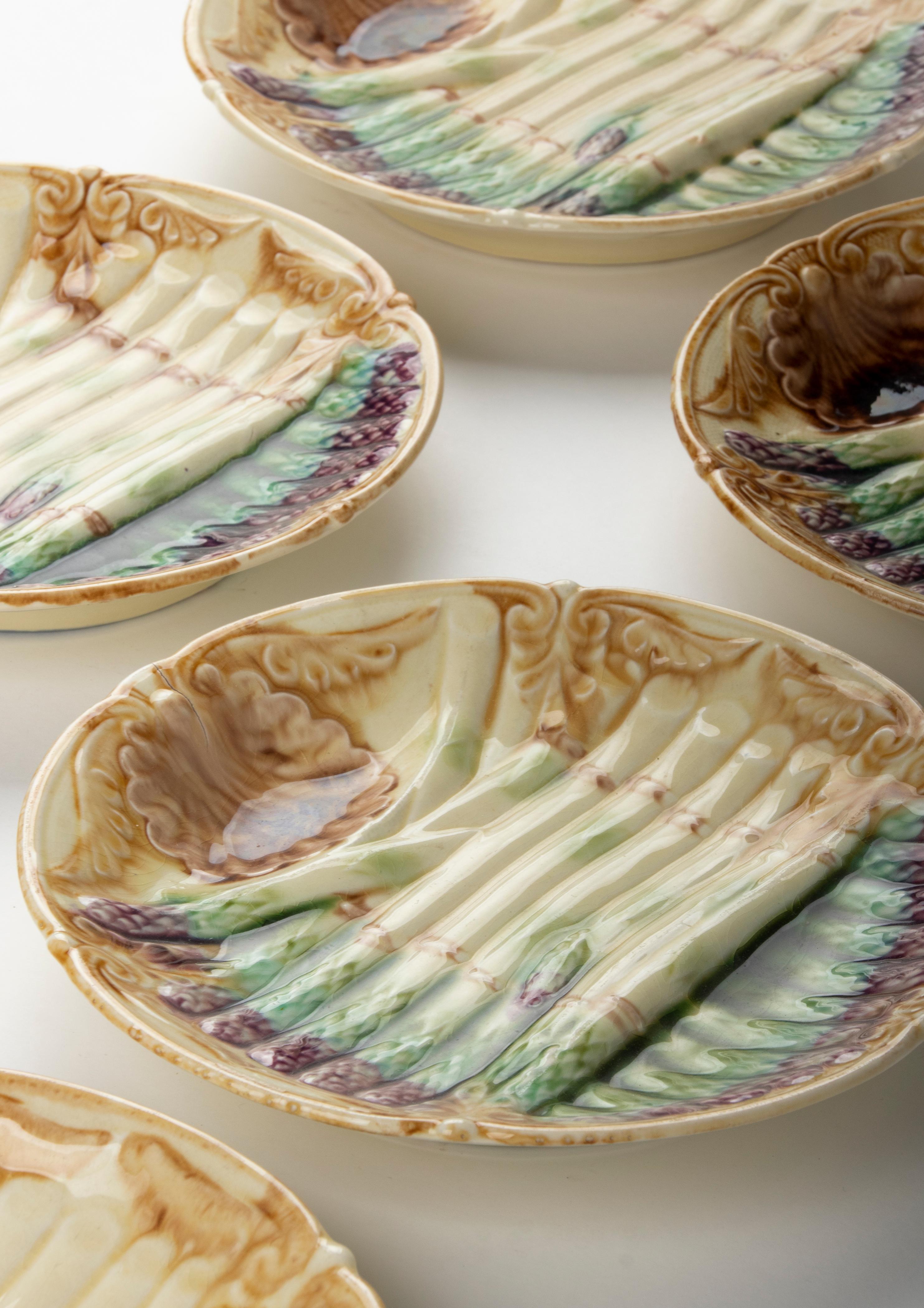 Majolique Ensemble de 6 assiettes à asperges en majolique du 19ème siècle, faïencerie d'Onnaing en vente