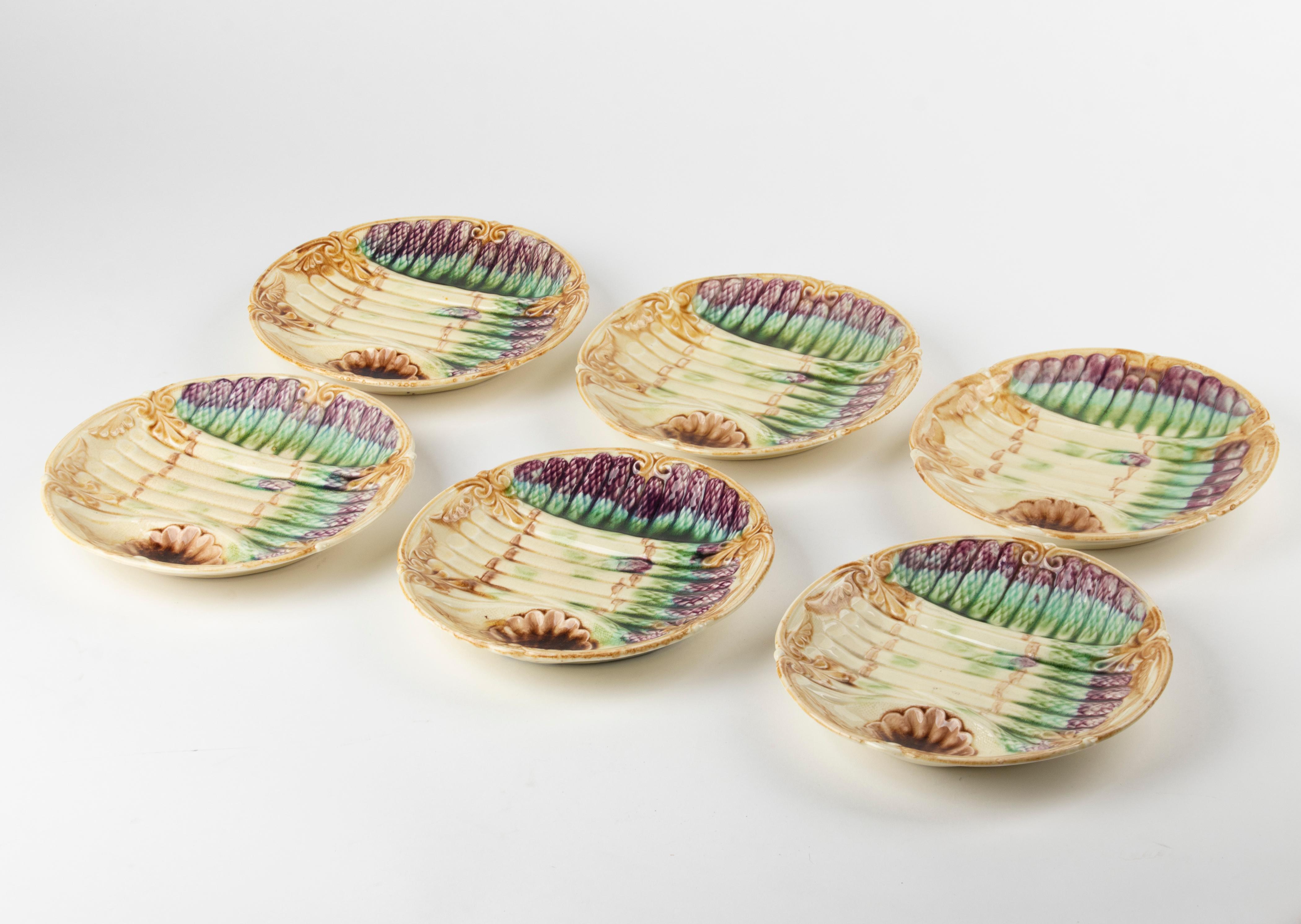 Set of 6 majolica asparagus plates.
Marked on the bottom, Faïencerie Onnaing.
French origin, dated around 1880-1890.
In good condition.