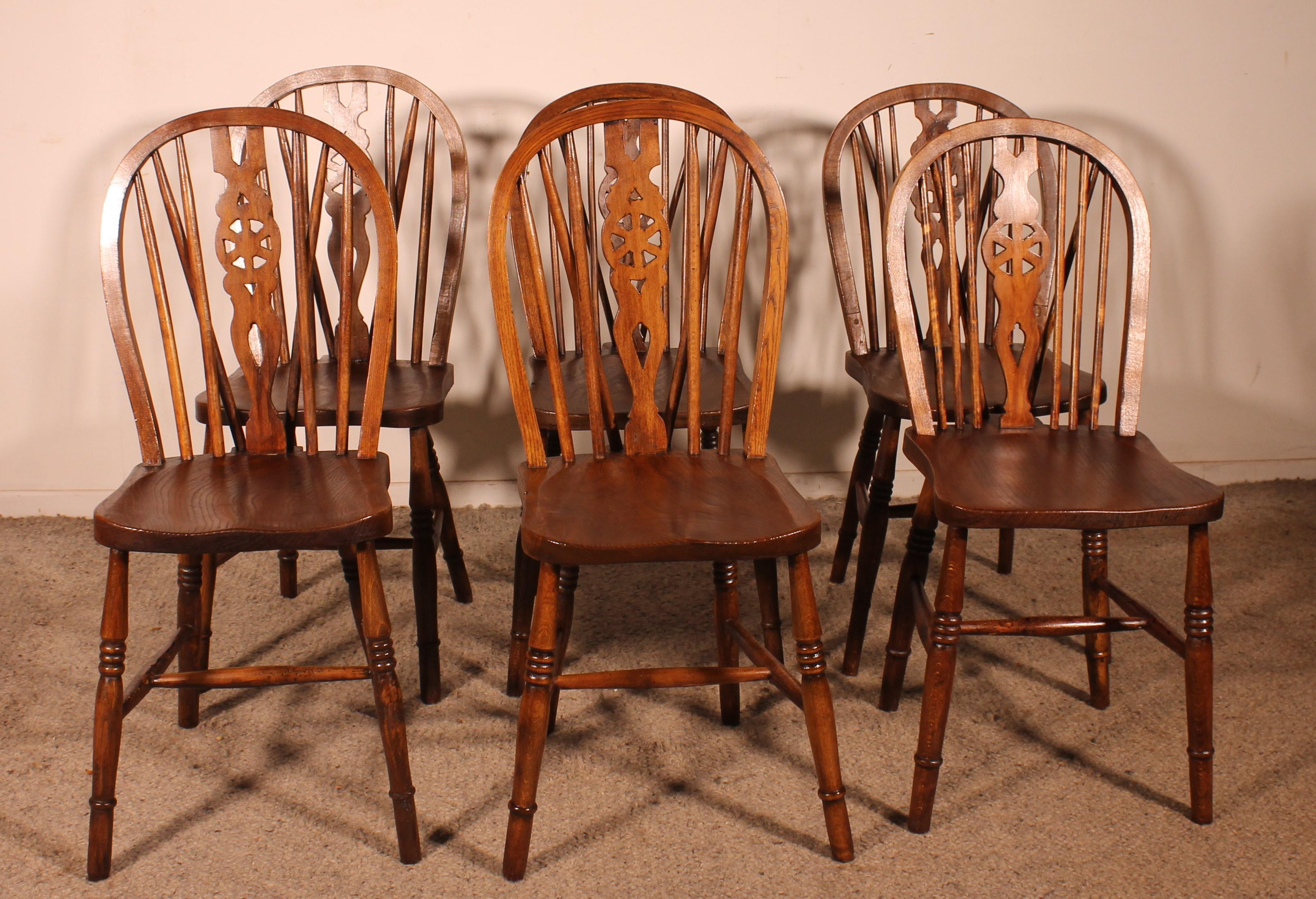 joli ensemble de 6 fauteuils anglais du 19ème siècle à dossier roulant en châtaignier

Très beau modèle appelé wheelback avec une décoration sur le dos.

Très bel ensemble qui présente une très belle patine. Ils ont été vérifiés par notre