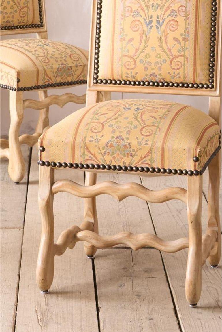 Dies ist ein sehr stilvolles Set von Os De Mouton Esszimmerstühlen aus dem 20. Jahrhundert. Die dezente cremefarbene Lackierung mit dem Plan Os De Mouton Design ist wunderschön und passt zu jeder Einrichtung. Ignorieren Sie den Stoff, denn wir