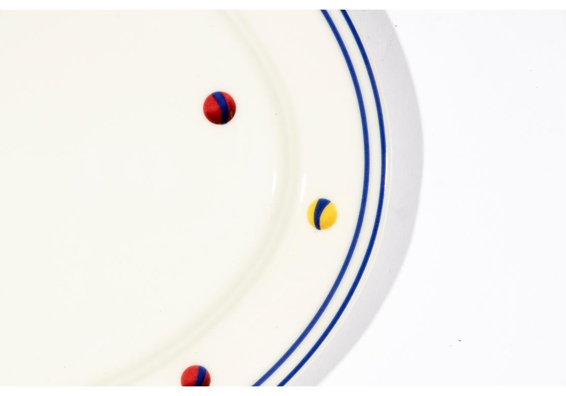 Juego de 6 platos ovalados de porcelana diseñados por Adam D. Tihany para Le Cirque y fabricados por Villeroy & Boch. Los platos con carpa de circo amarilla ondeando banderas rojas y bolas de colores dispersas con doble ribete azul. Marcado en el