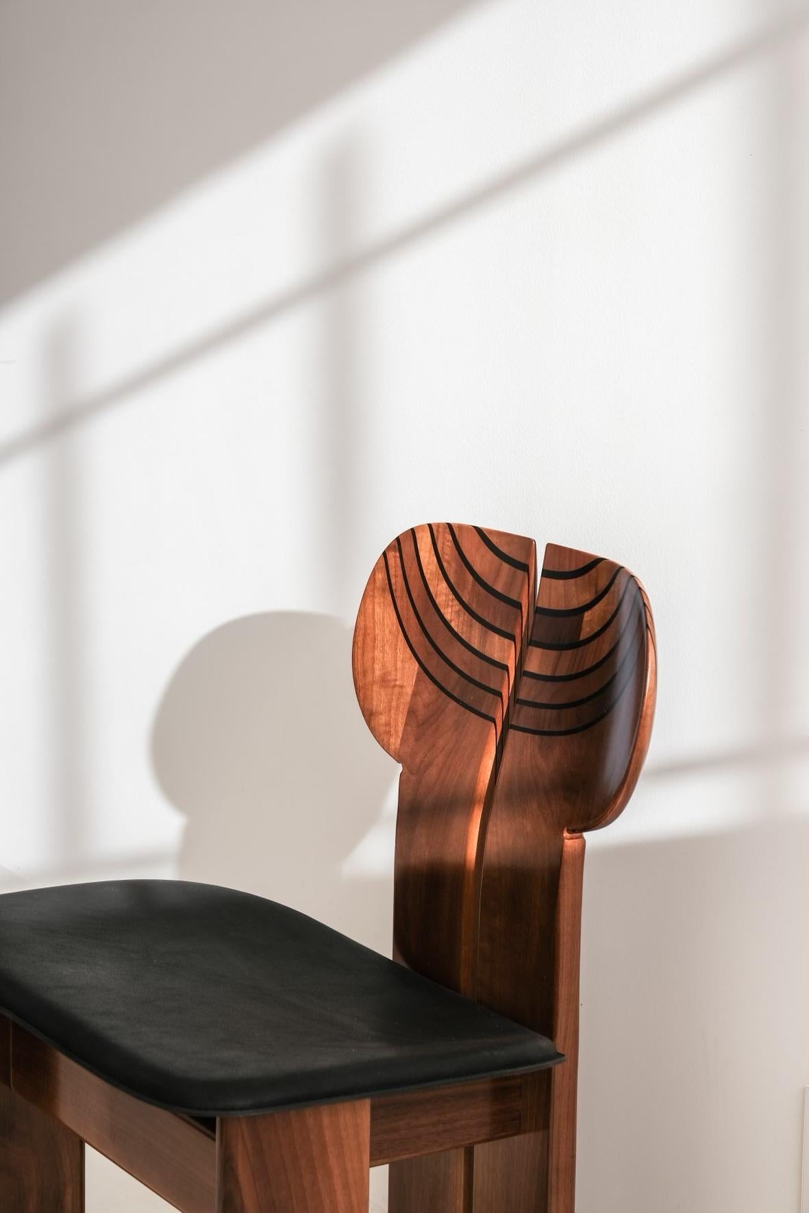 Ensemble de 6 chaises Africa par Afra et Tobia Scarpa pour Maxalto.
Embrassez l'allure intemporelle de l'histoire du design avec cette collection exceptionnelle de chaises africaines restaurées. Méticuleusement ramenée à sa splendeur d'origine,