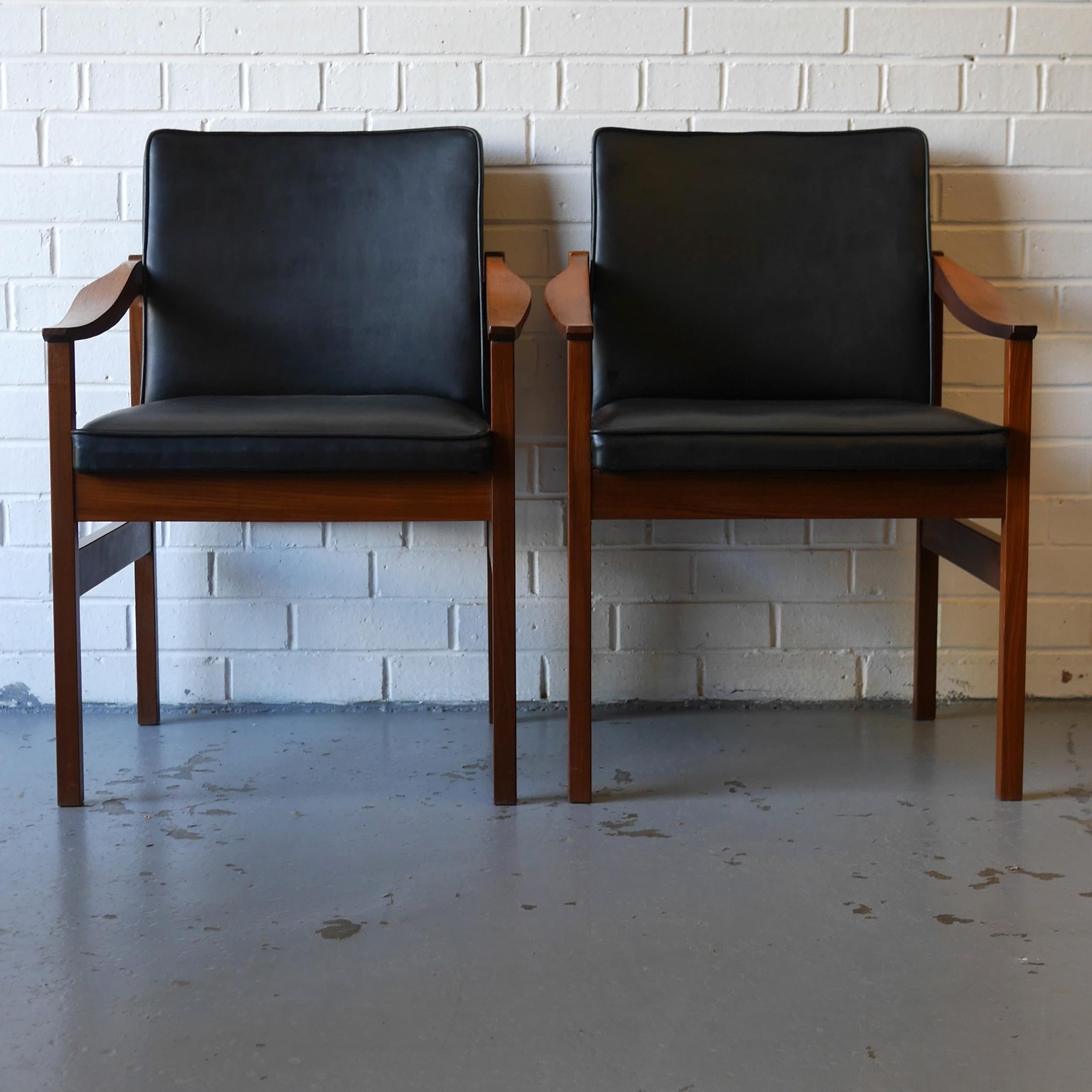 Mid-Century Modern Set of 6 Afrormosia and Black Vinyl Dining Chairs by Robert Heritage, circa 1965