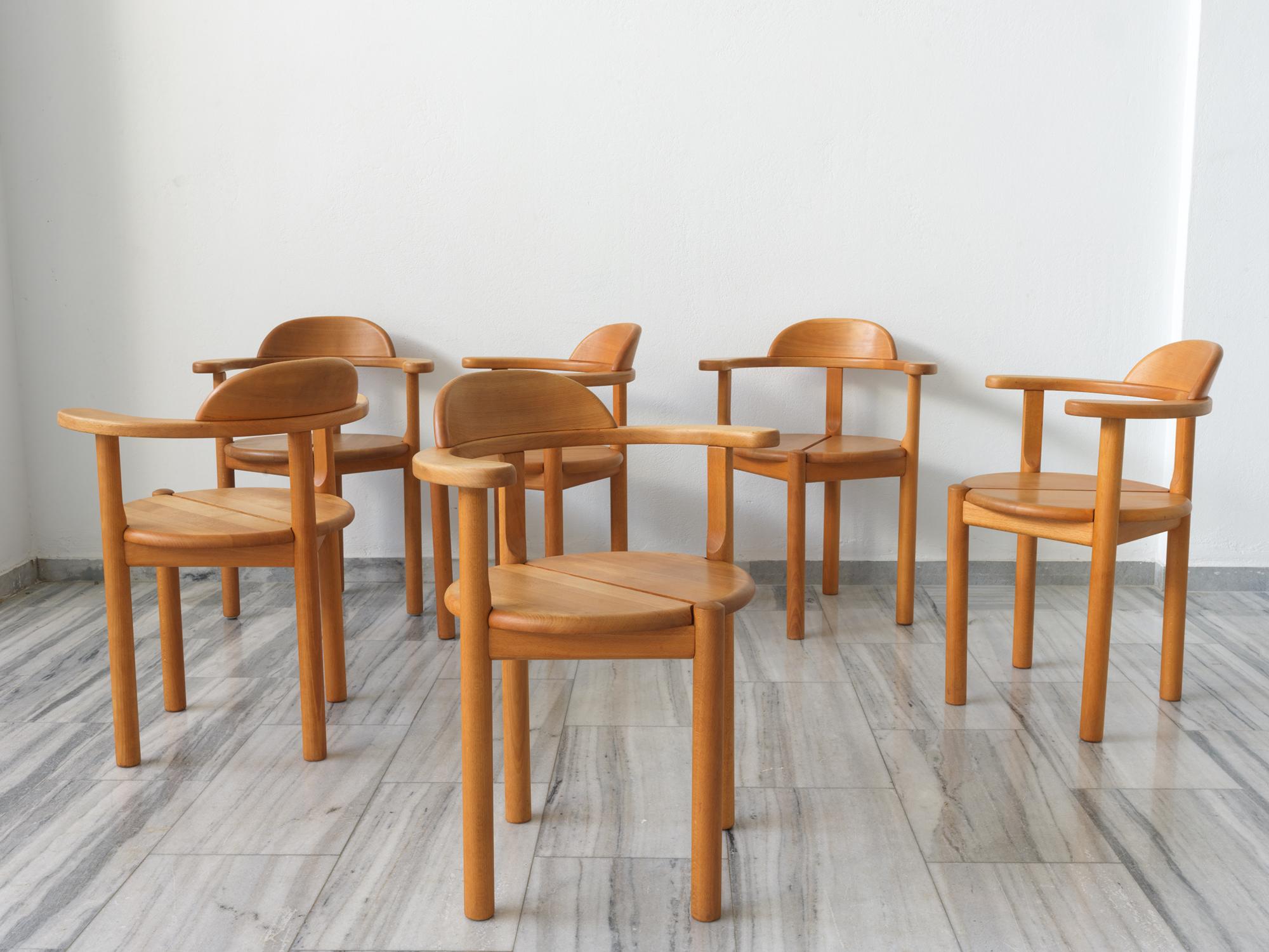Atemberaubender Satz von 6 Esszimmerstühlen aus massivem Erlenholz, hergestellt in Dänemark in den 1980er Jahren.
Die ergonomische Form macht das Sitzen auf dem Stuhl sehr bequem.
Die Stühle sehen toll aus  mit verschiedenen Arten von Tischen.