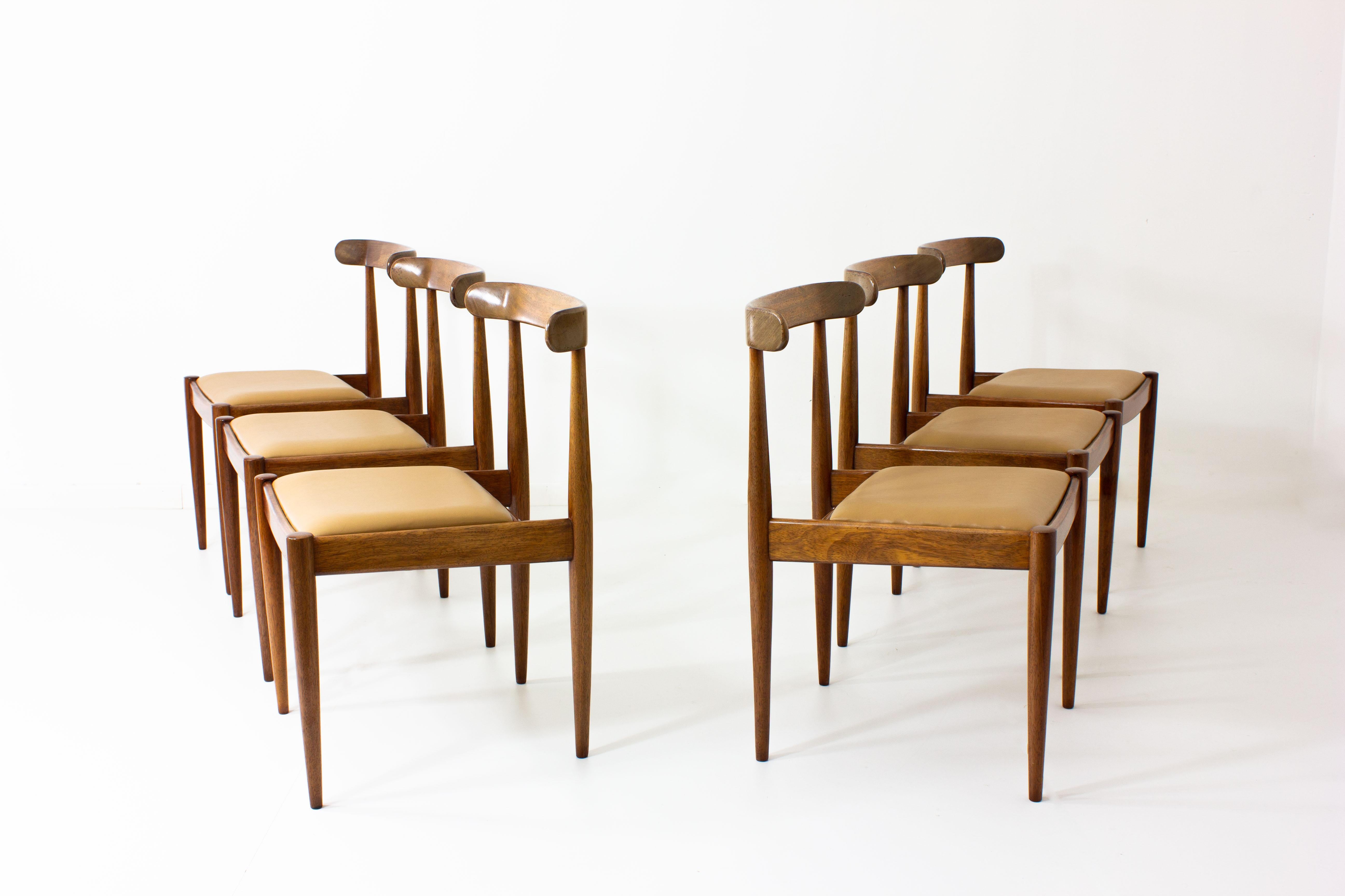 A beautiful set of 6 Bubinga Model 500 dining chairs by legendary Belgian designer Alfred Hendrickx from 1961.
The seating area is extended from the back rest which makes this chair feel very spacious and light. The solid back rest has a nice