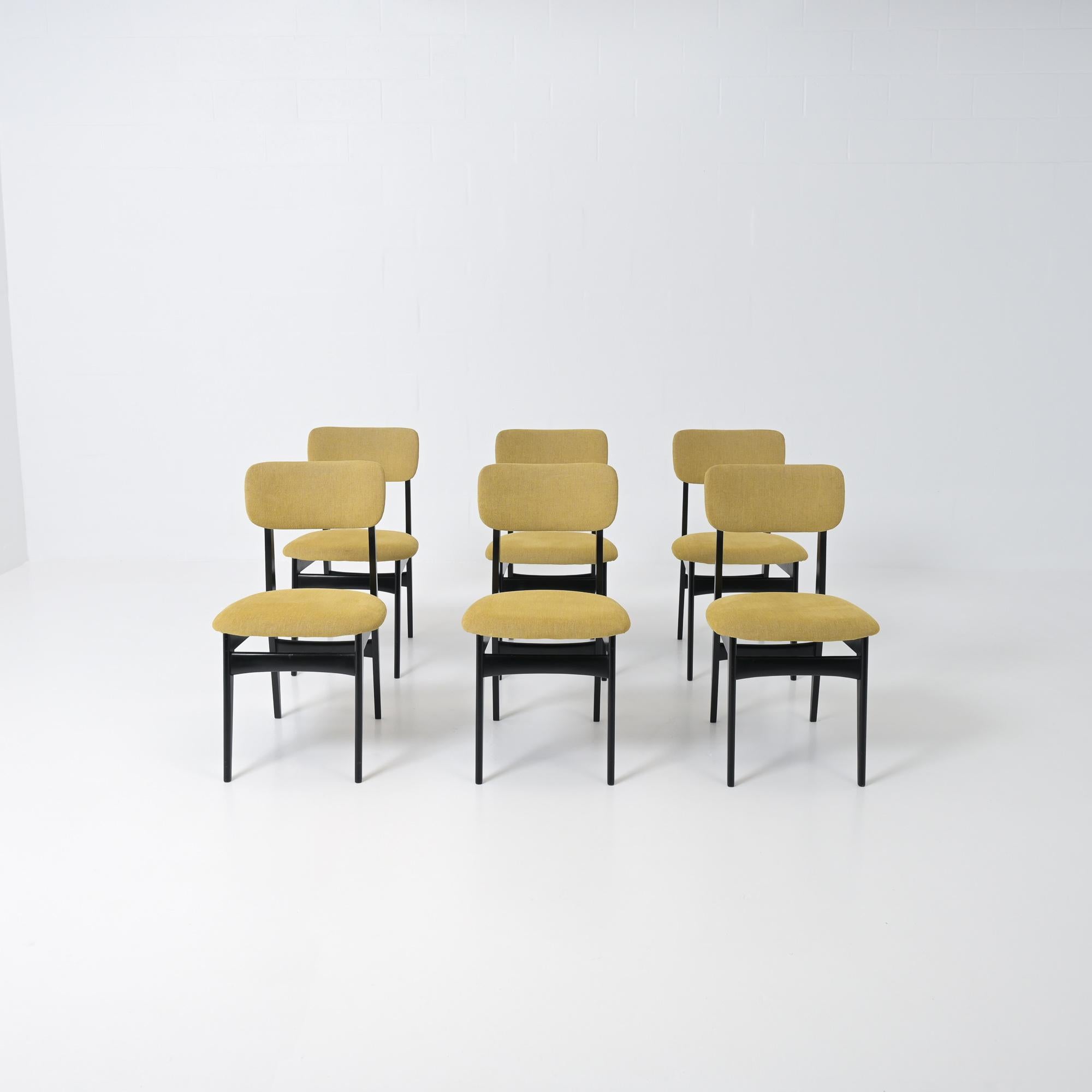 Schöner Satz von 6 Alfred Hendrickx S4 Esszimmerstühlen aus dem Jahr 1955. Diese eleganten Stühle wurden für Belform entworfen. Sie zeugen von Hendrickx' eleganter Handwerkskunst und seinem Geschmack für Design. Der Stil dieser Stühle ist schlichter
