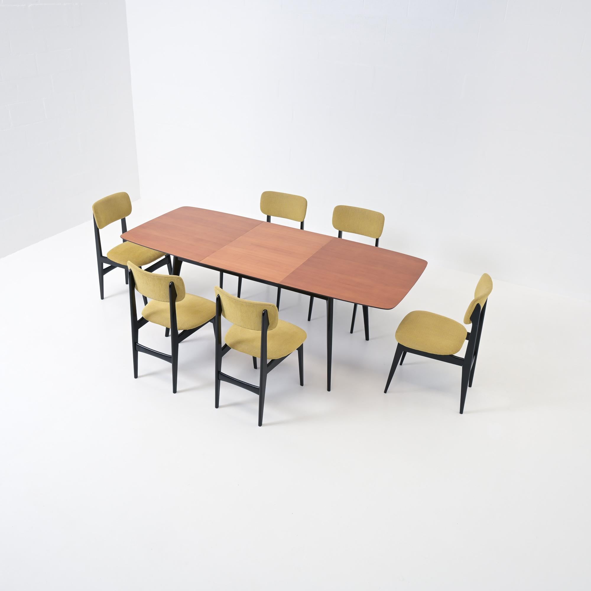 Satz von 6 Alfred Hendrickx Esszimmerstühlen S4 (Holz) im Angebot